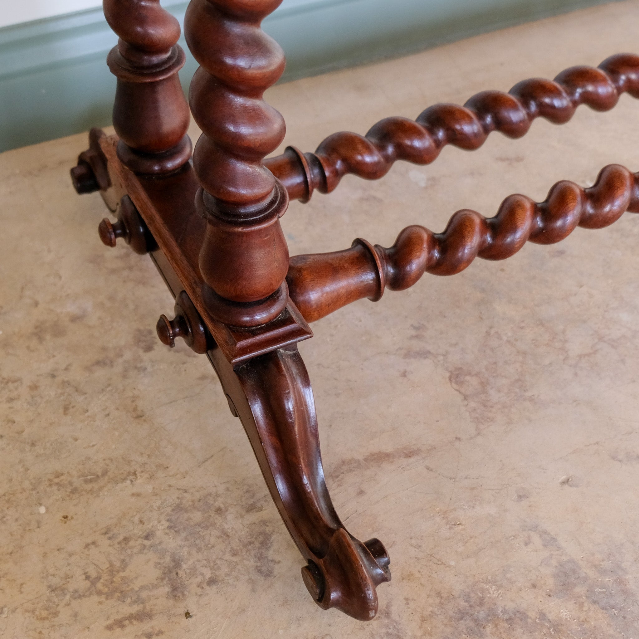 A VICTORIAN WALNUT AND ROSEWOOD LIBRARY TABLE