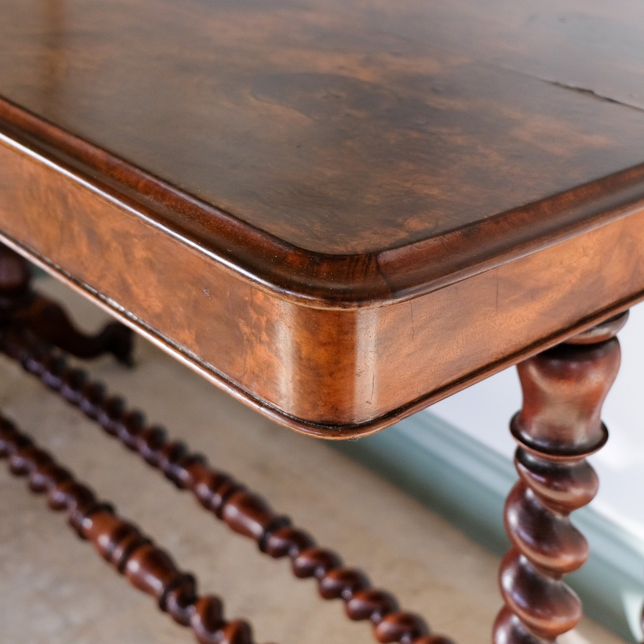 A VICTORIAN WALNUT AND ROSEWOOD LIBRARY TABLE