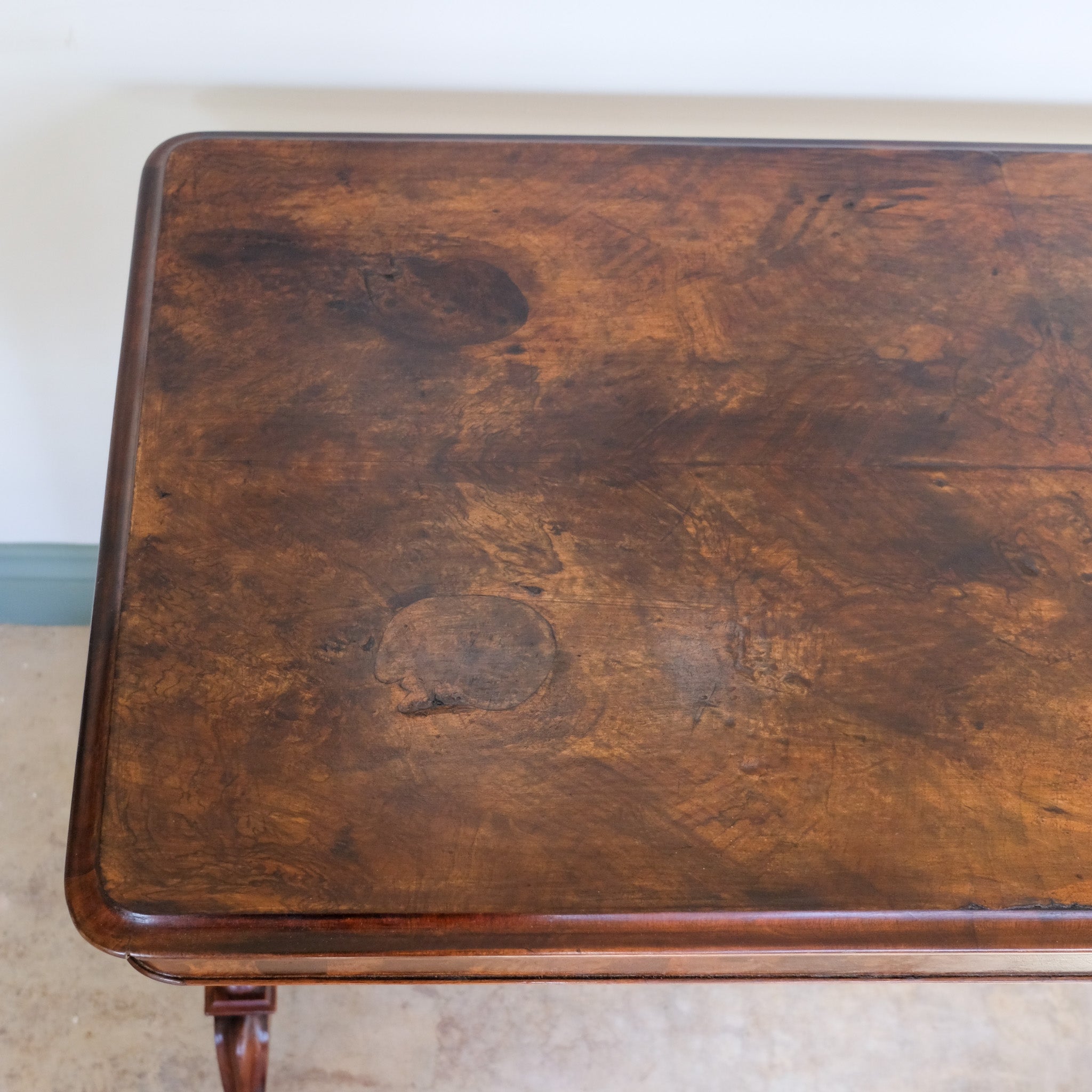 A VICTORIAN WALNUT AND ROSEWOOD LIBRARY TABLE