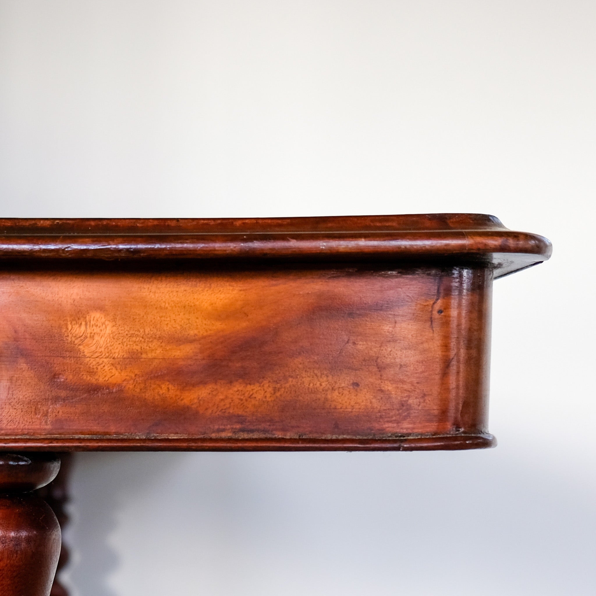 A VICTORIAN WALNUT AND ROSEWOOD LIBRARY TABLE