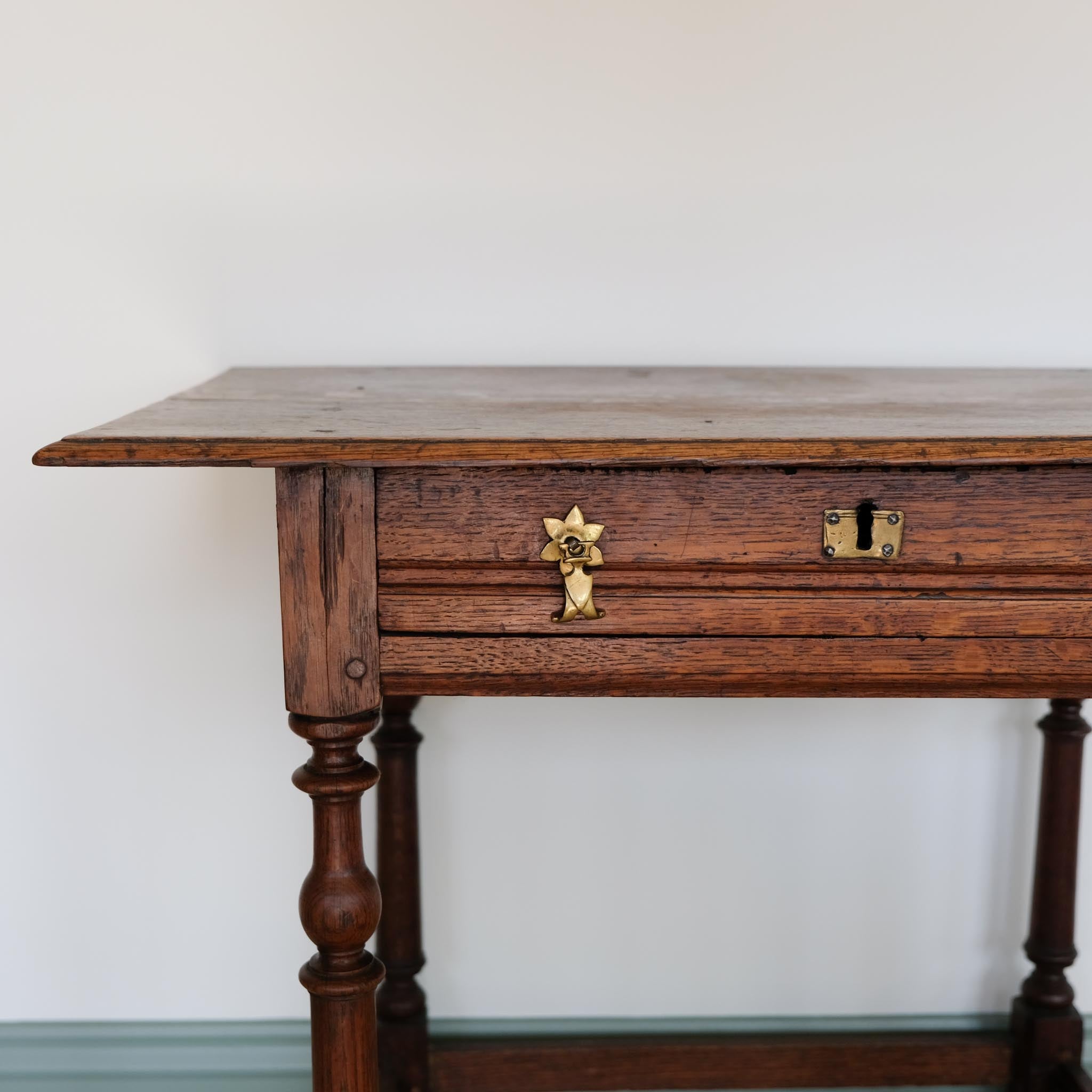 18TH CENTURY OAK SIDE TABLE