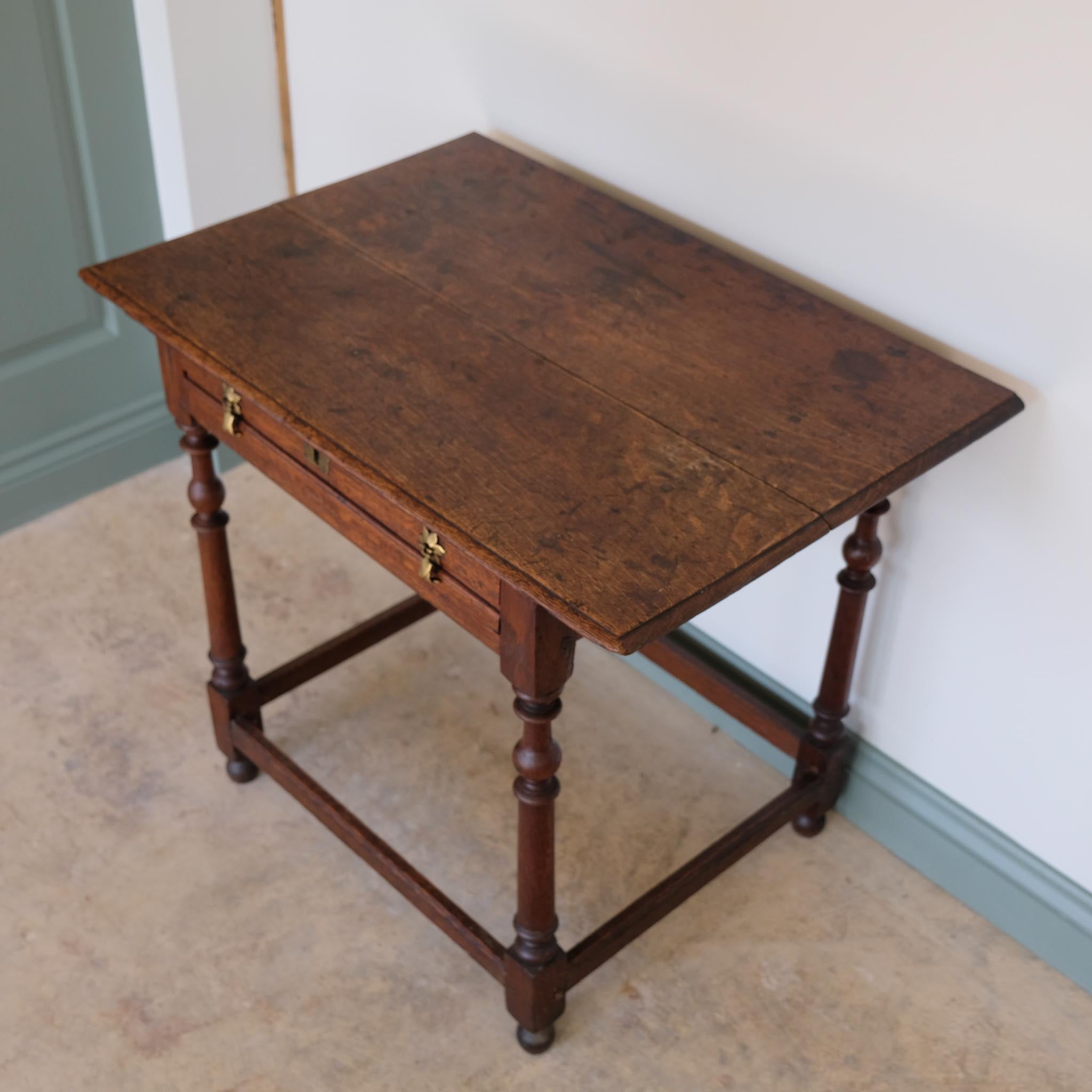 18TH CENTURY OAK SIDE TABLE