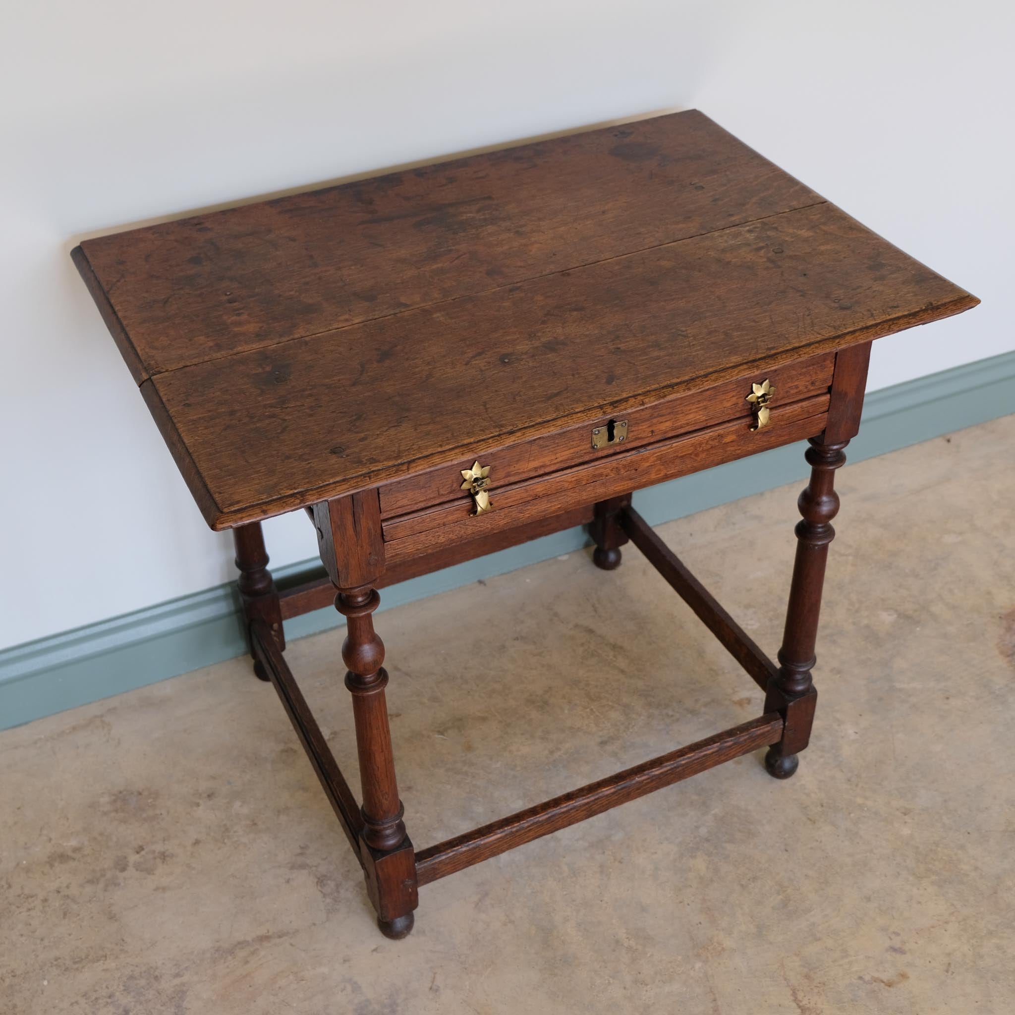 18TH CENTURY OAK SIDE TABLE