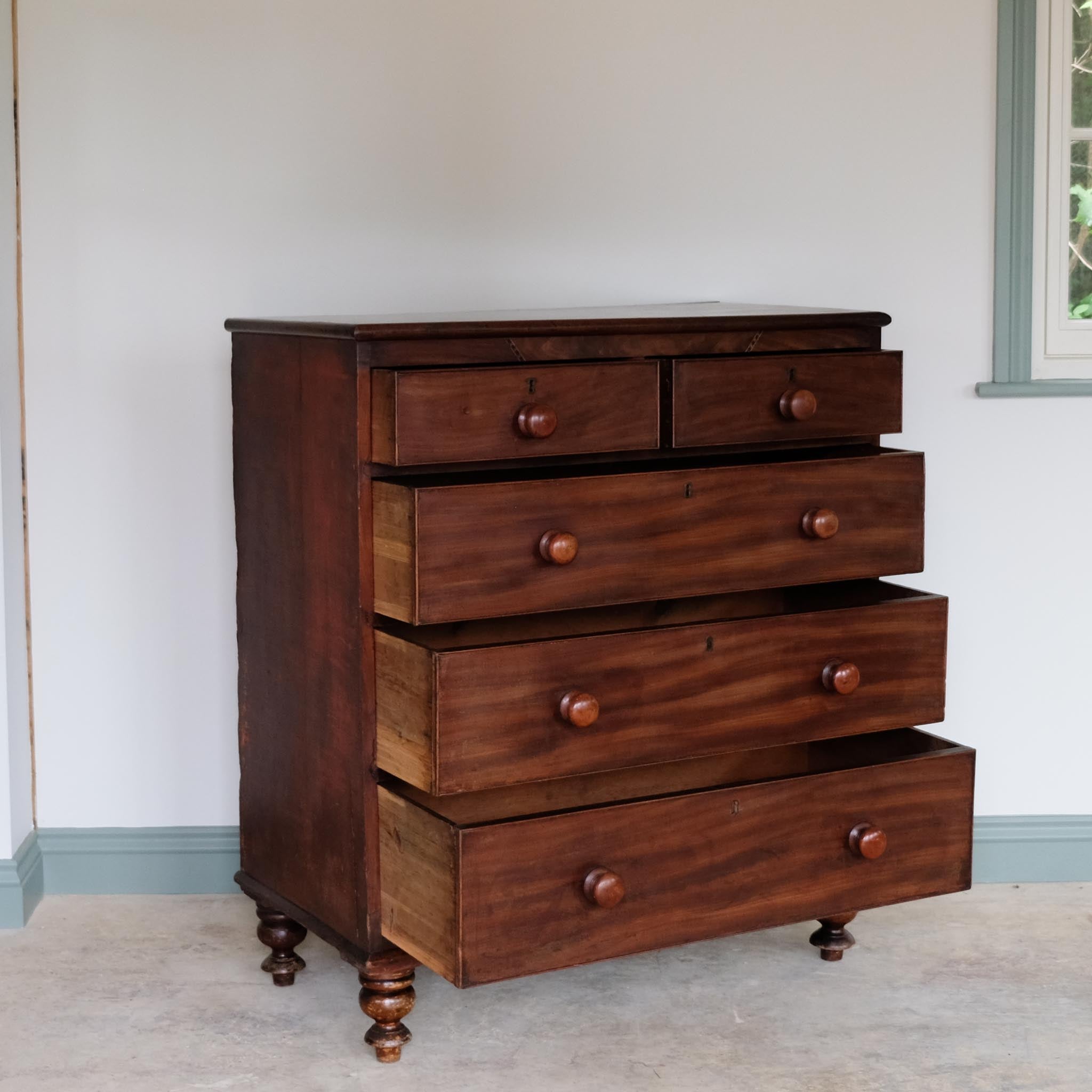 VICTORIAN MAHOGANY CHEST OF DRAWERS