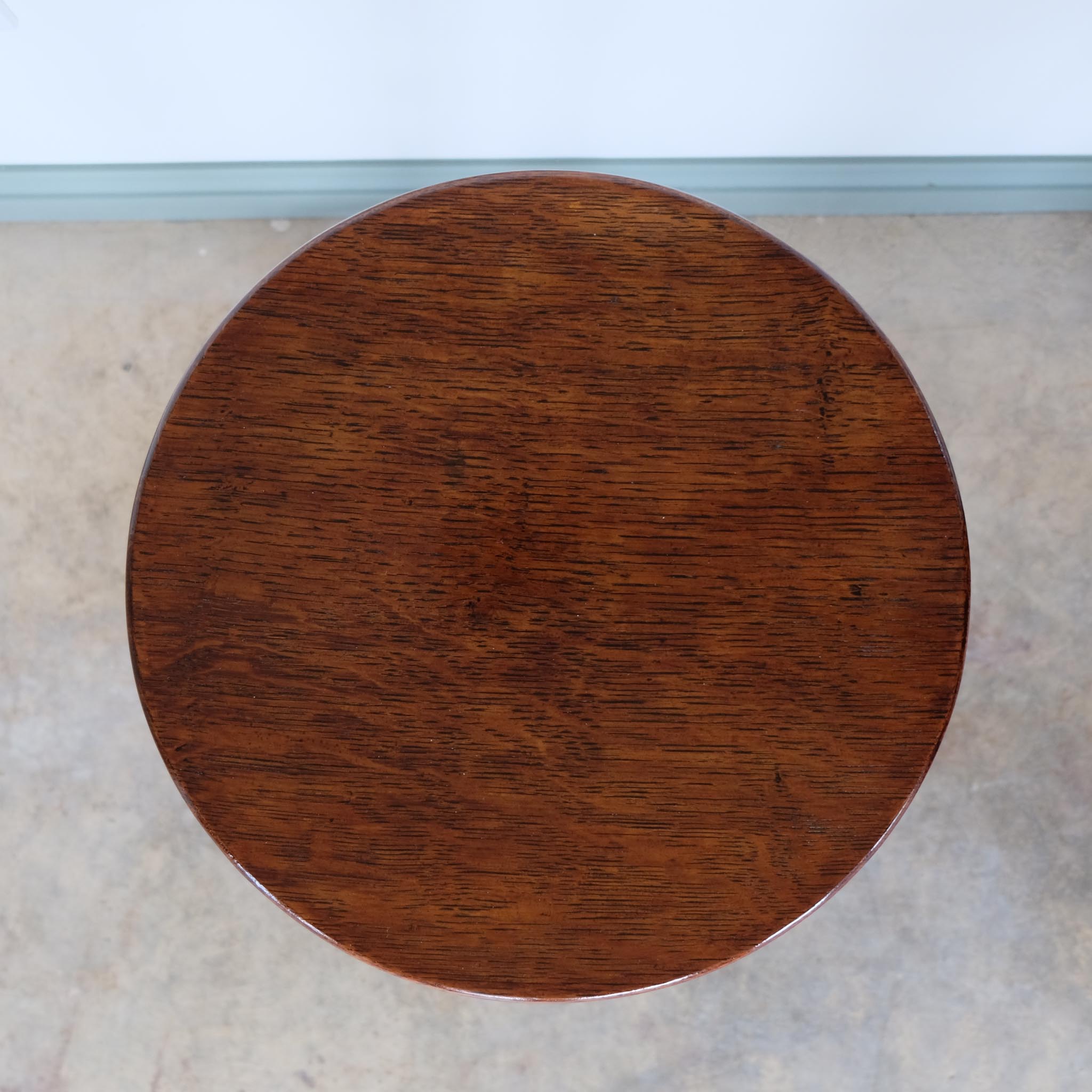 VICTORIAN OAK TRIPOD TABLE
