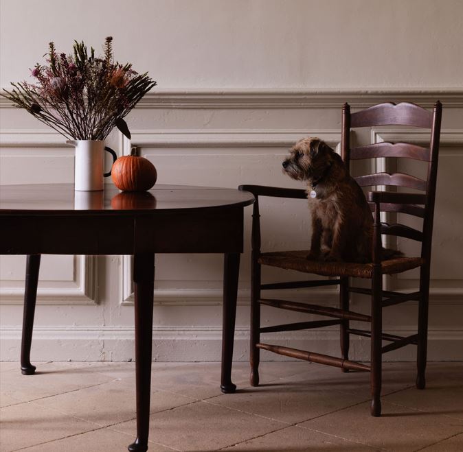 A George III mahogany oval drop leaf table, standing on elegant cabriole legs. A lovely example with a delightful patina throughout in very good condition. Perfect as a dining, side or hall table.
