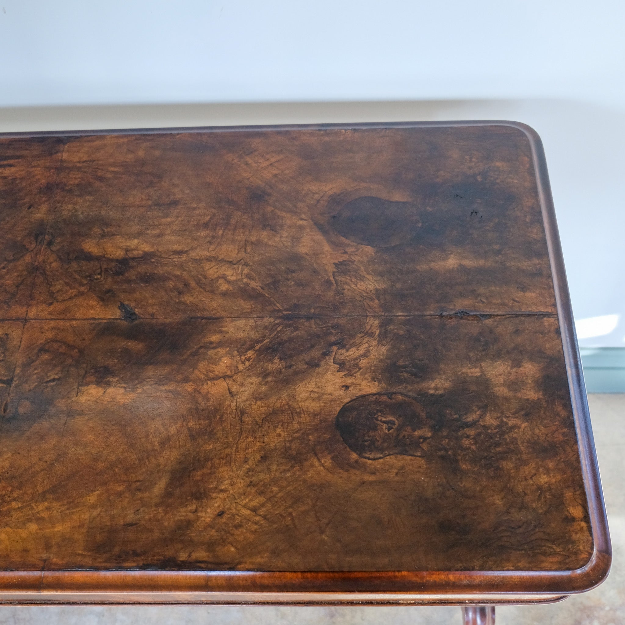 A VICTORIAN WALNUT AND ROSEWOOD LIBRARY TABLE
