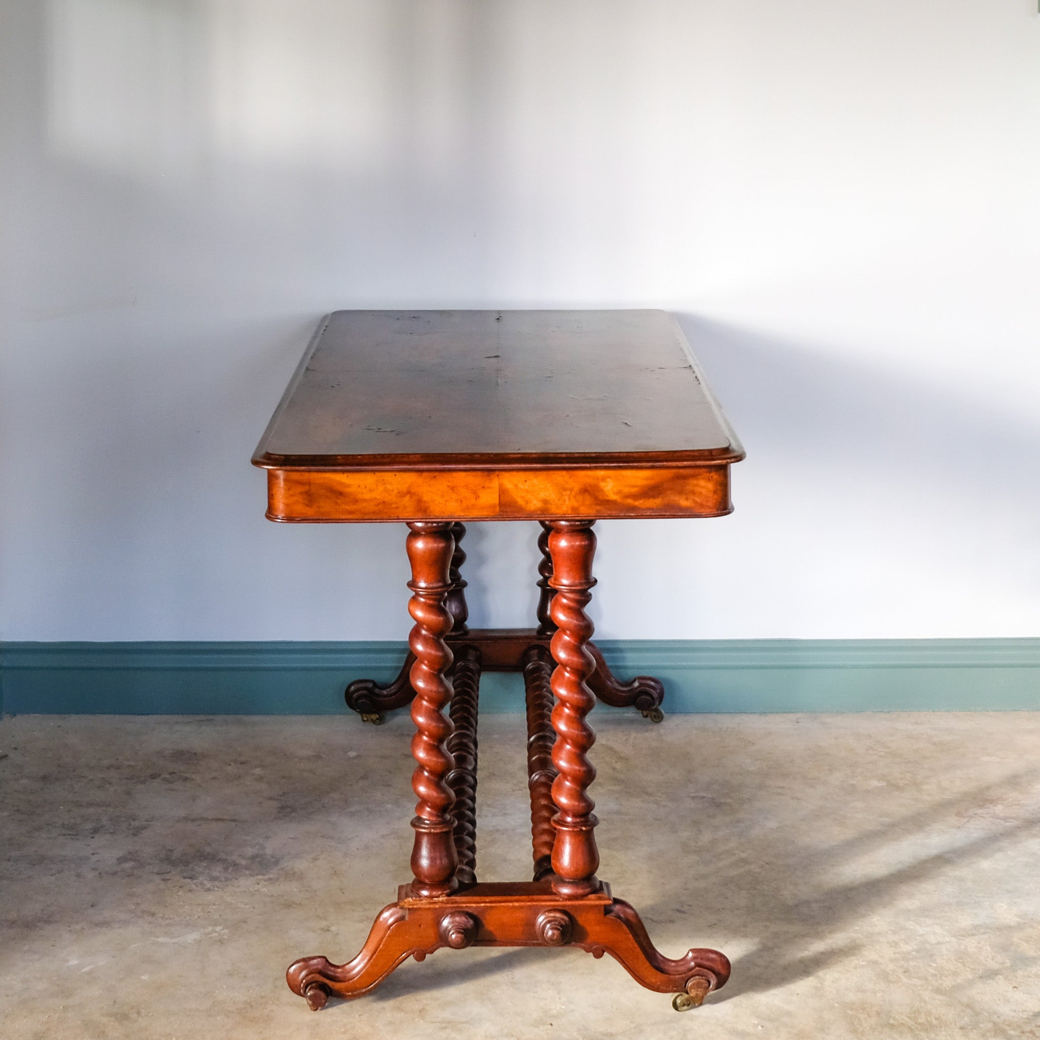 A VICTORIAN WALNUT AND ROSEWOOD LIBRARY TABLE
