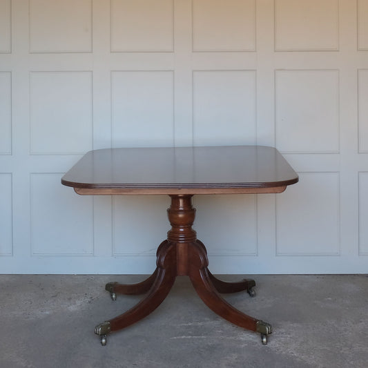 A Regency mahogany tilt top dining table. with down splayed reeded legs and brass castors. Easily seats 6 people. Minor signs of wear to the legs, with the top in excellent condition.