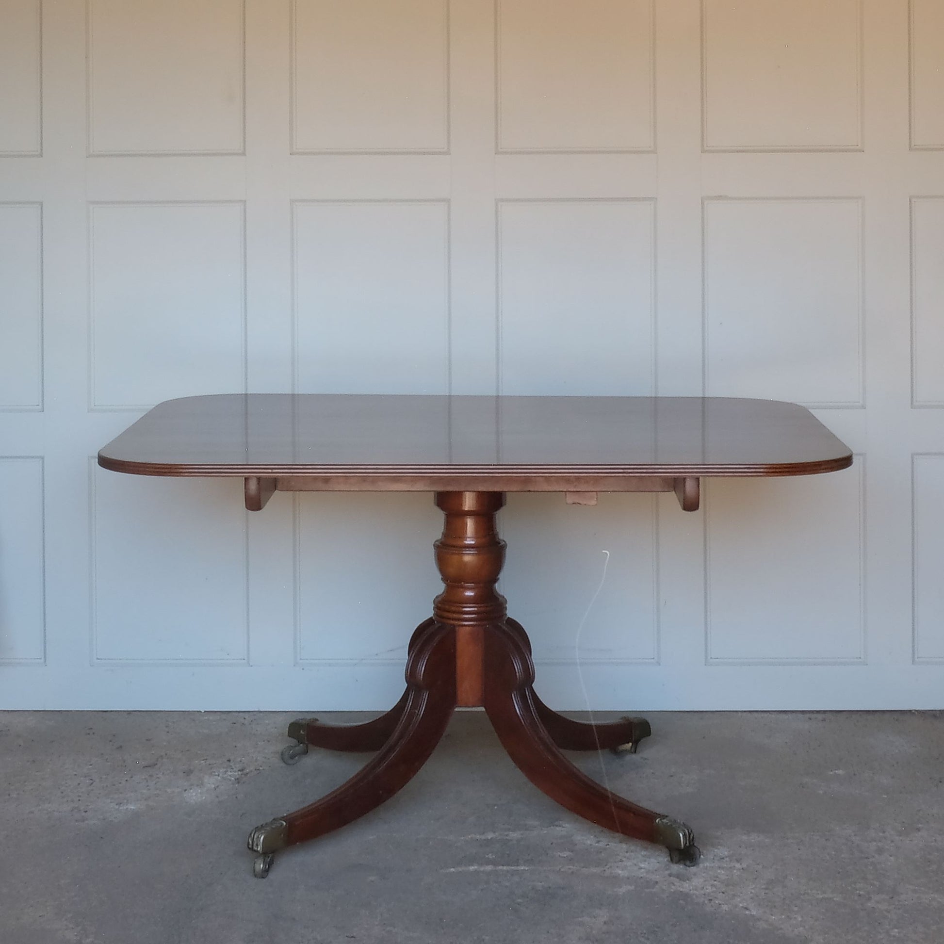 A Regency mahogany tilt top dining table. with down splayed reeded legs and brass castors. Easily seats 6 people. Minor signs of wear to the legs, with the top in excellent condition.