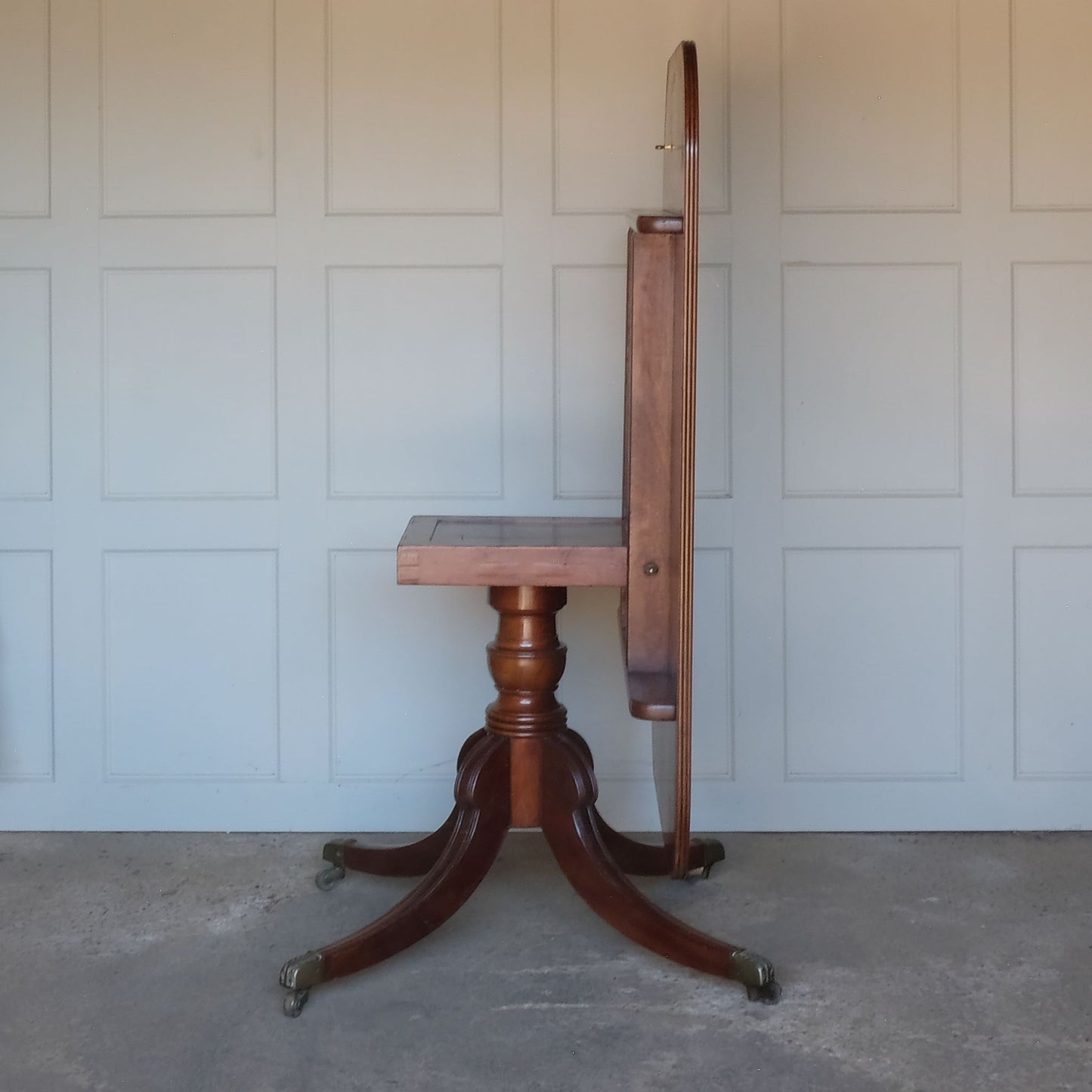 A Regency mahogany tilt top dining table. with down splayed reeded legs and brass castors. Easily seats 6 people. Minor signs of wear to the legs, with the top in excellent condition.