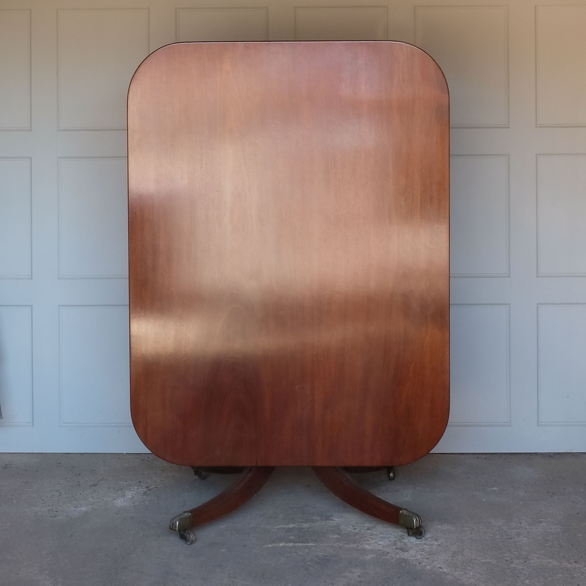 A Regency mahogany tilt top dining table. with down splayed reeded legs and brass castors. Easily seats 6 people. Minor signs of wear to the legs, with the top in excellent condition.