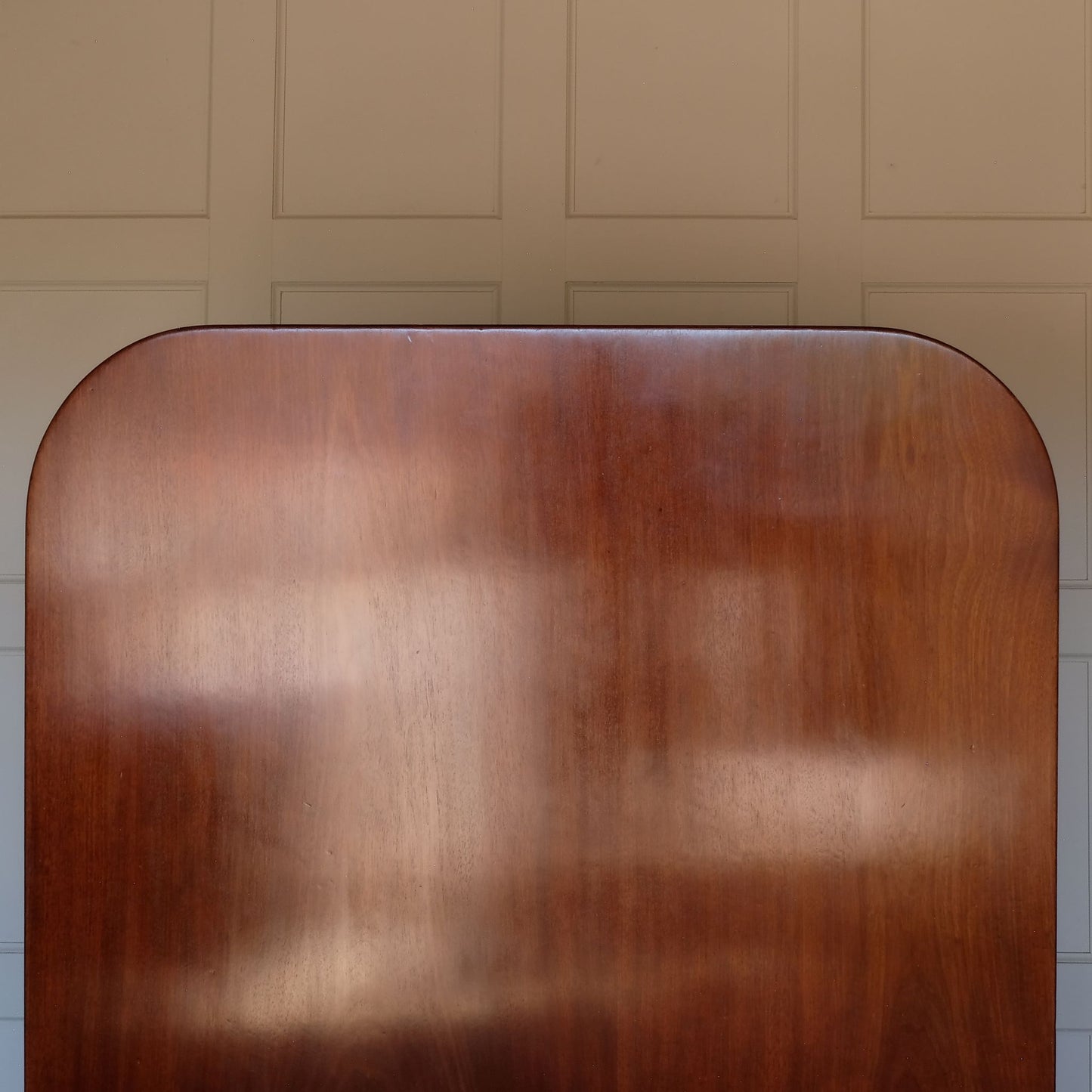 A Regency mahogany tilt top dining table. with down splayed reeded legs and brass castors. Easily seats 6 people. Minor signs of wear to the legs, with the top in excellent condition.