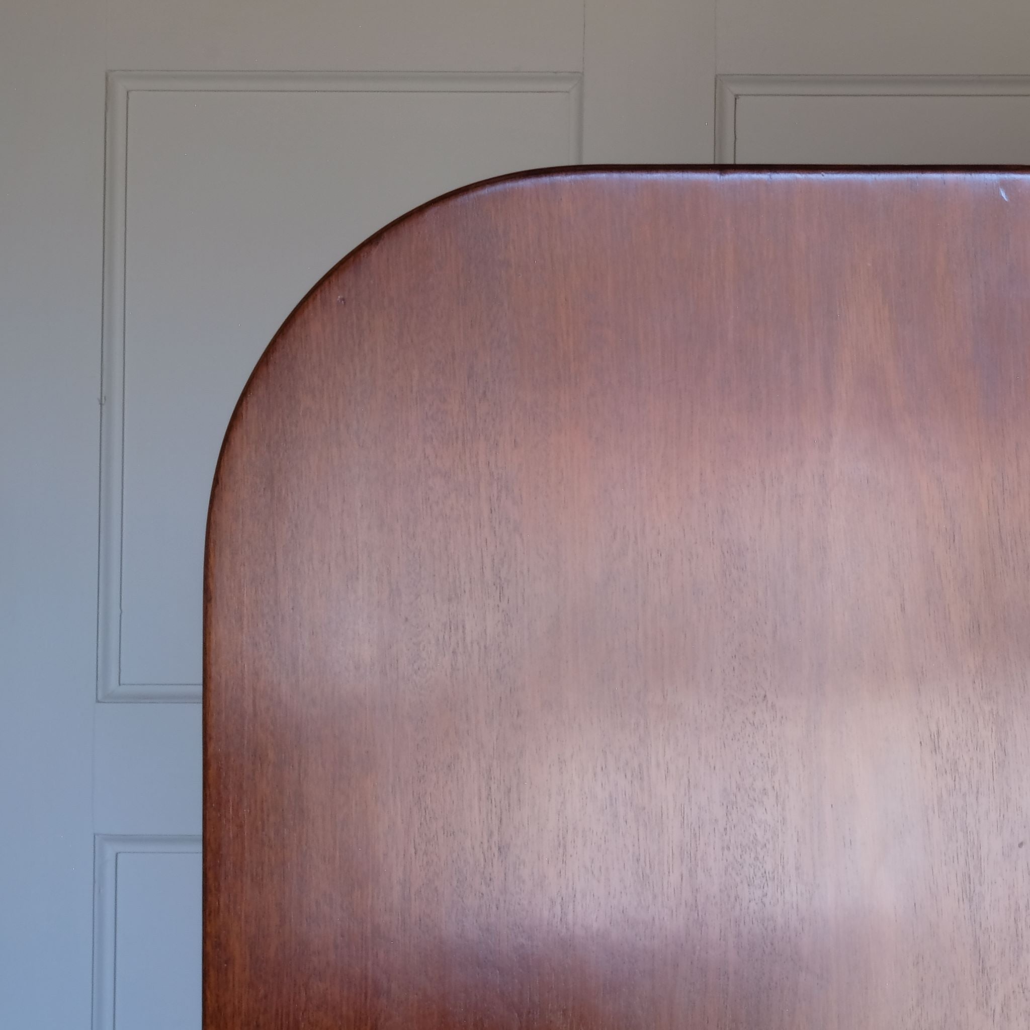 A Regency mahogany tilt top dining table. with down splayed reeded legs and brass castors. Easily seats 6 people. Minor signs of wear to the legs, with the top in excellent condition.