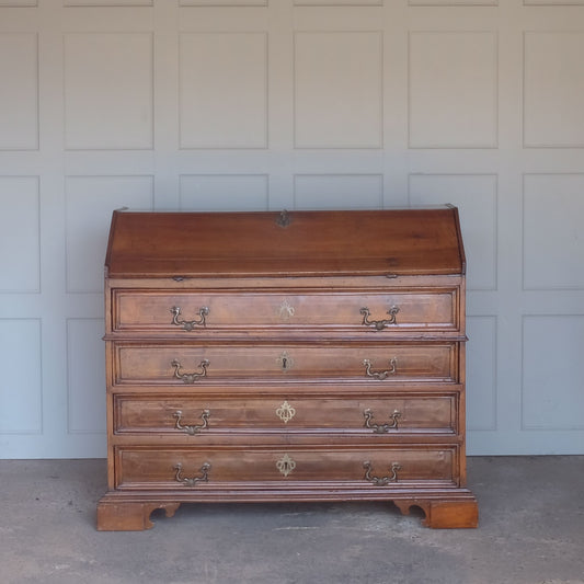 An 18th century Italian bureau with beautiful inlay detailing and a fall front that opens to form a writing surface with fitted interior, consisting of six drawers. Four long drawers within the main body of the bureau, each with decorative brass backplates and drop handles, over shaped bracket feet. With a key for all drawers, lock mechanisms working smoothly. In very good, fully restored condition.