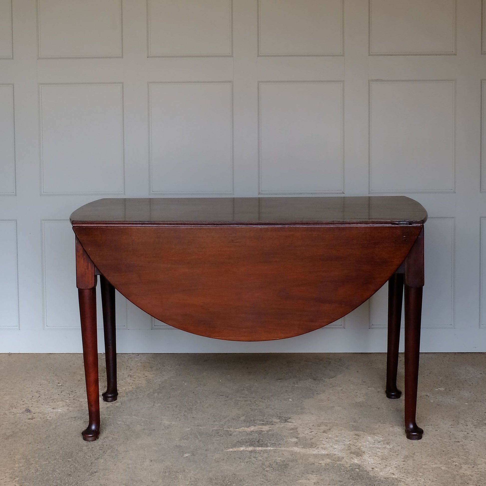 A George III mahogany oval drop leaf table, standing on elegant cabriole legs. A lovely example with a delightful patina throughout in very good condition. Perfect as a dining, side or hall table.