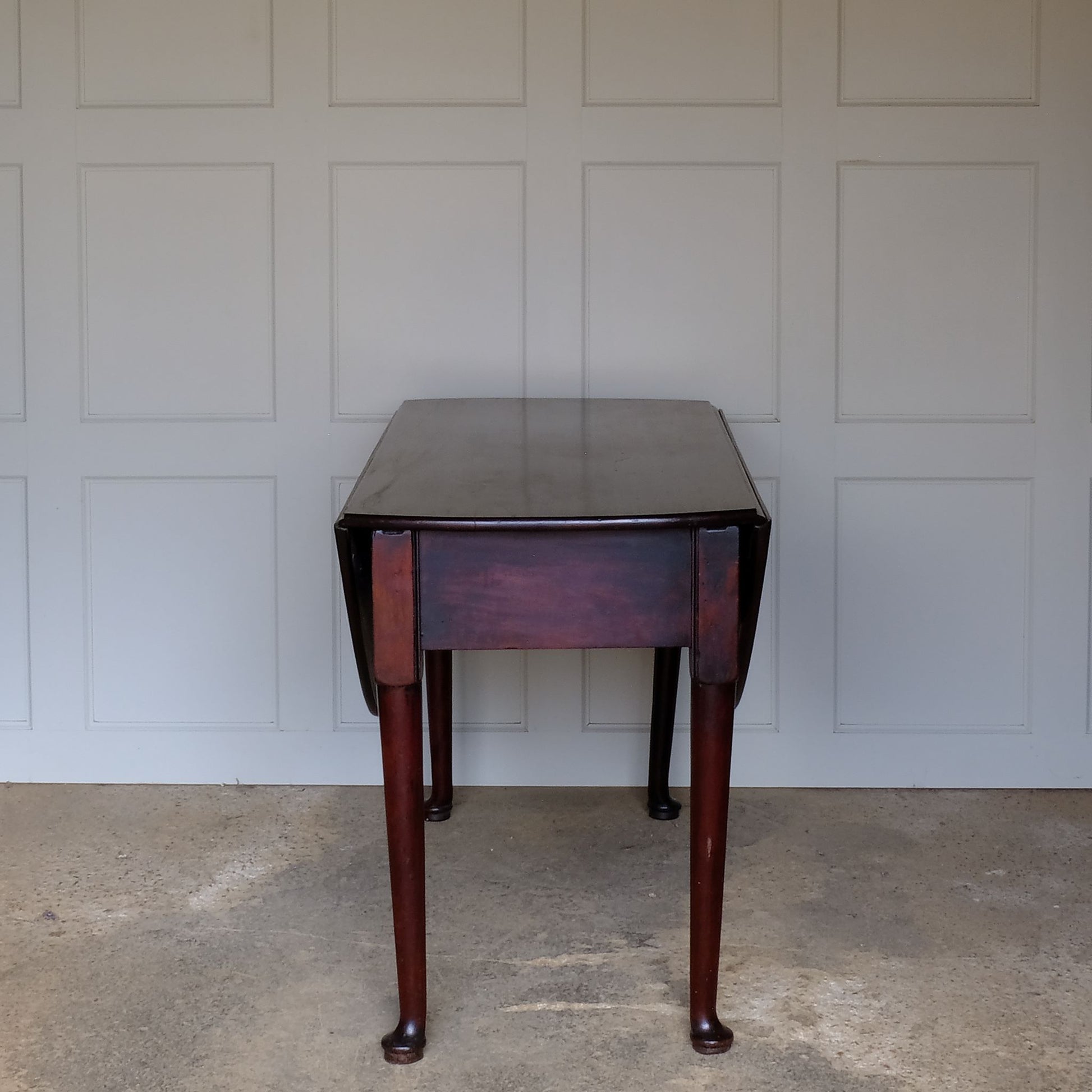 A George III mahogany oval drop leaf table, standing on elegant cabriole legs. A lovely example with a delightful patina throughout in very good condition. Perfect as a dining, side or hall table.
