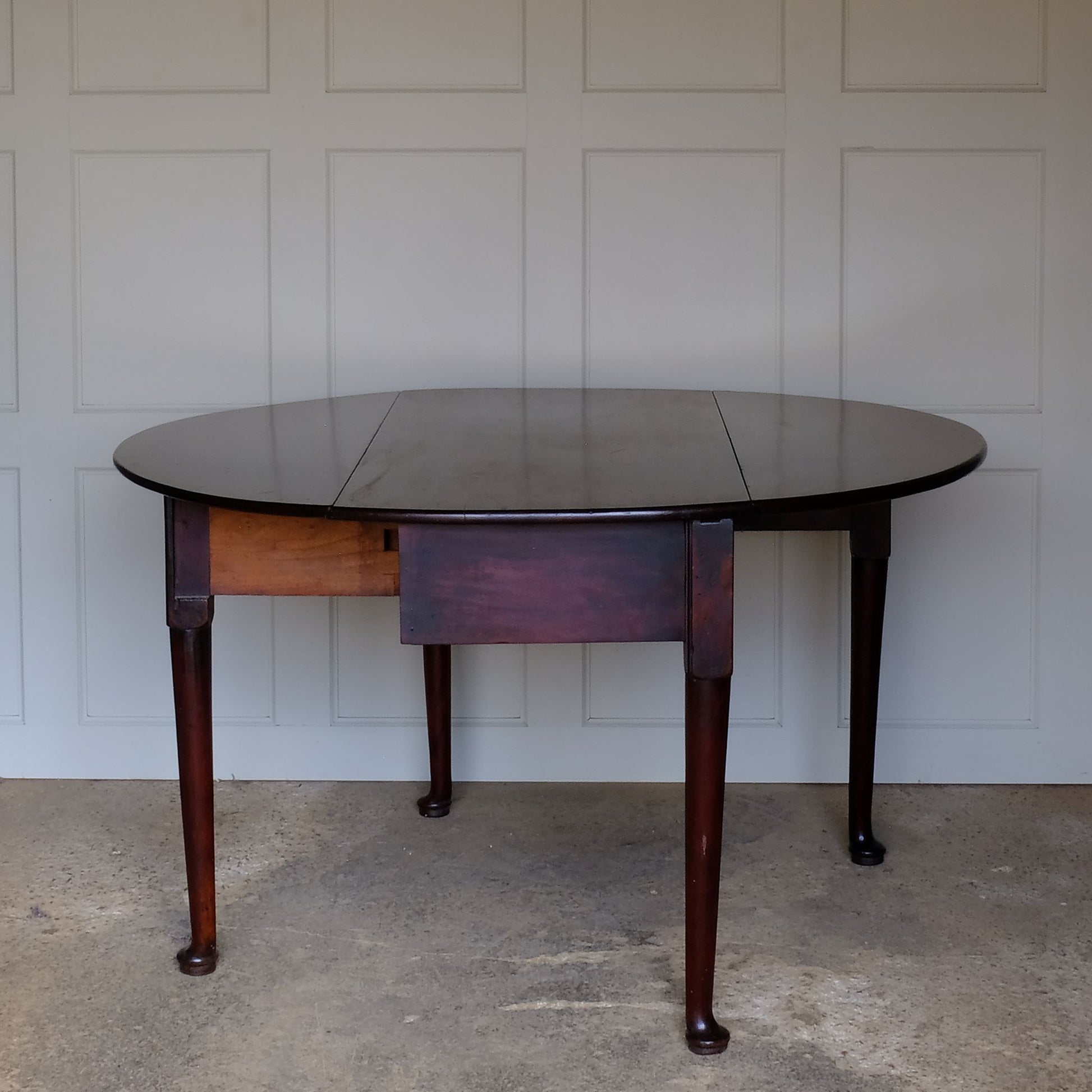 A George III mahogany oval drop leaf table, standing on elegant cabriole legs. A lovely example with a delightful patina throughout in very good condition. Perfect as a dining, side or hall table.