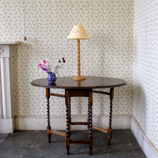 An Edwardian oak barley twist gateleg table. In lovely condition with both drop leaf mechanisms working smoothly.