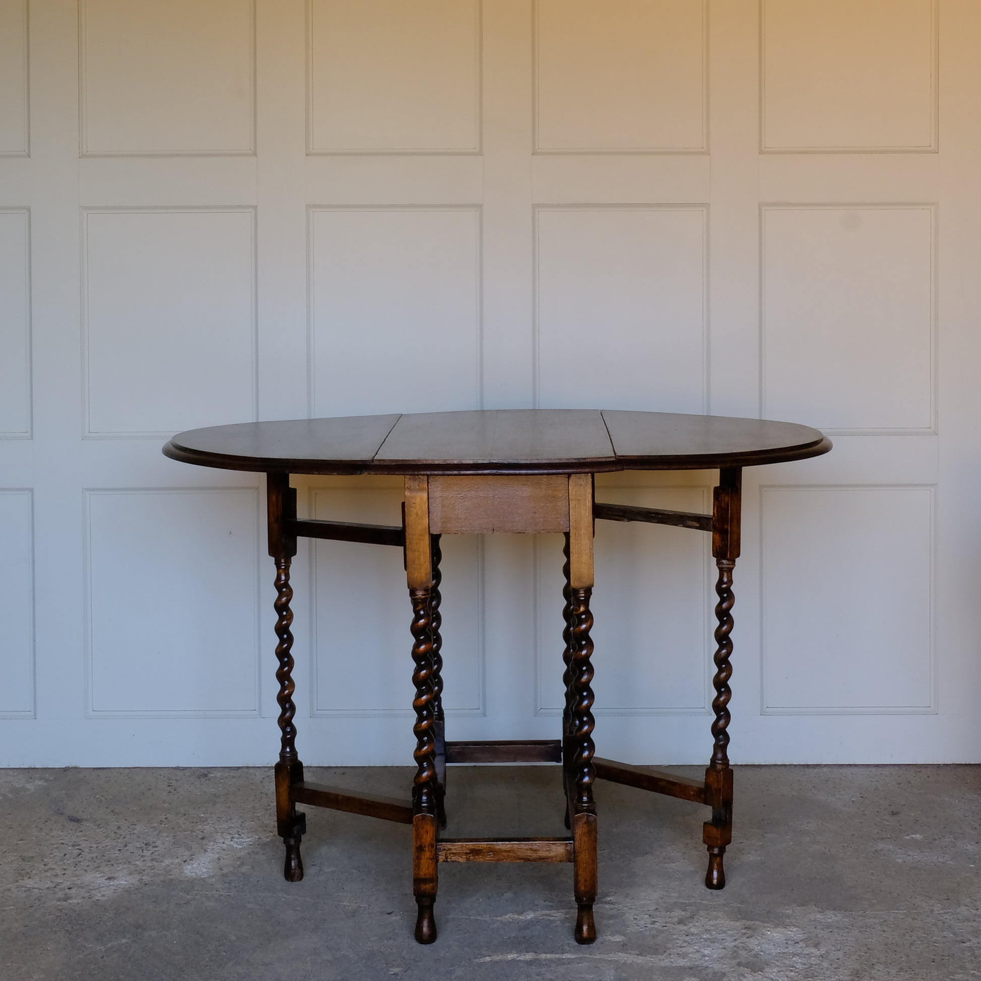 An Edwardian oak barley twist gateleg table. In lovely condition with both drop leaf mechanisms working smoothly.