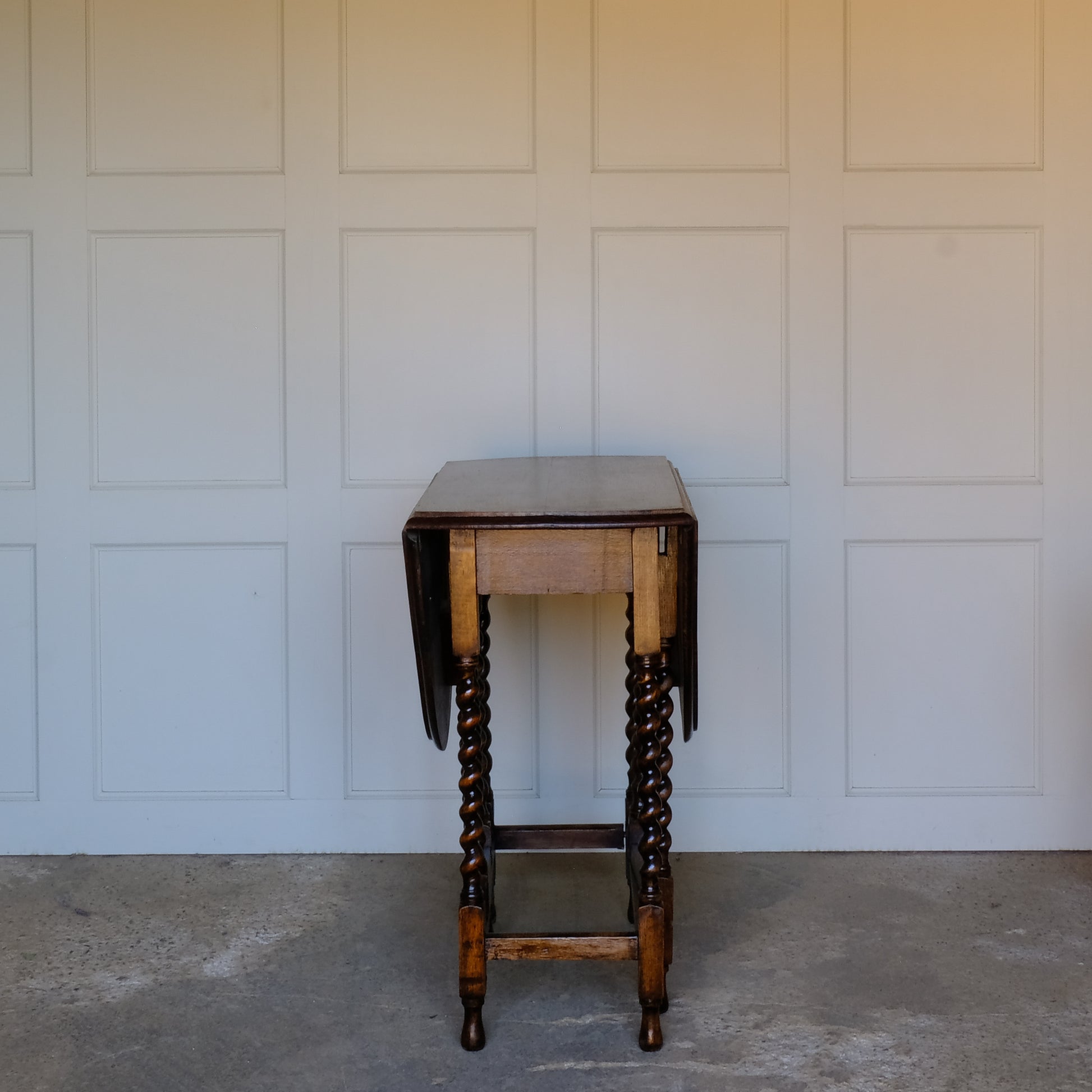 An Edwardian oak barley twist gateleg table. In lovely condition with both drop leaf mechanisms working smoothly.