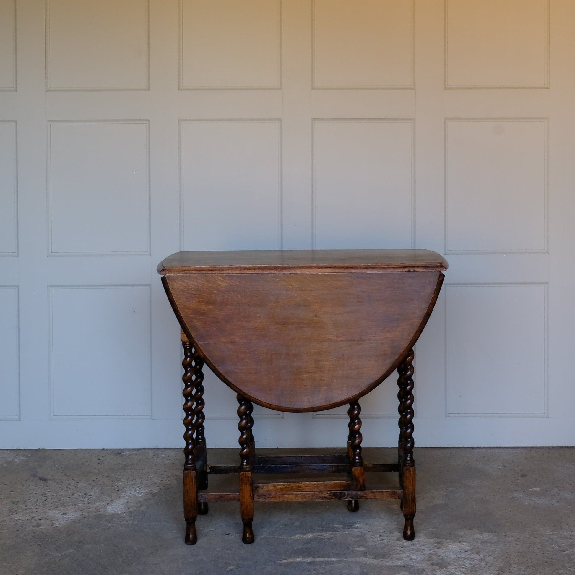 An Edwardian oak barley twist gateleg table. In lovely condition with both drop leaf mechanisms working smoothly.