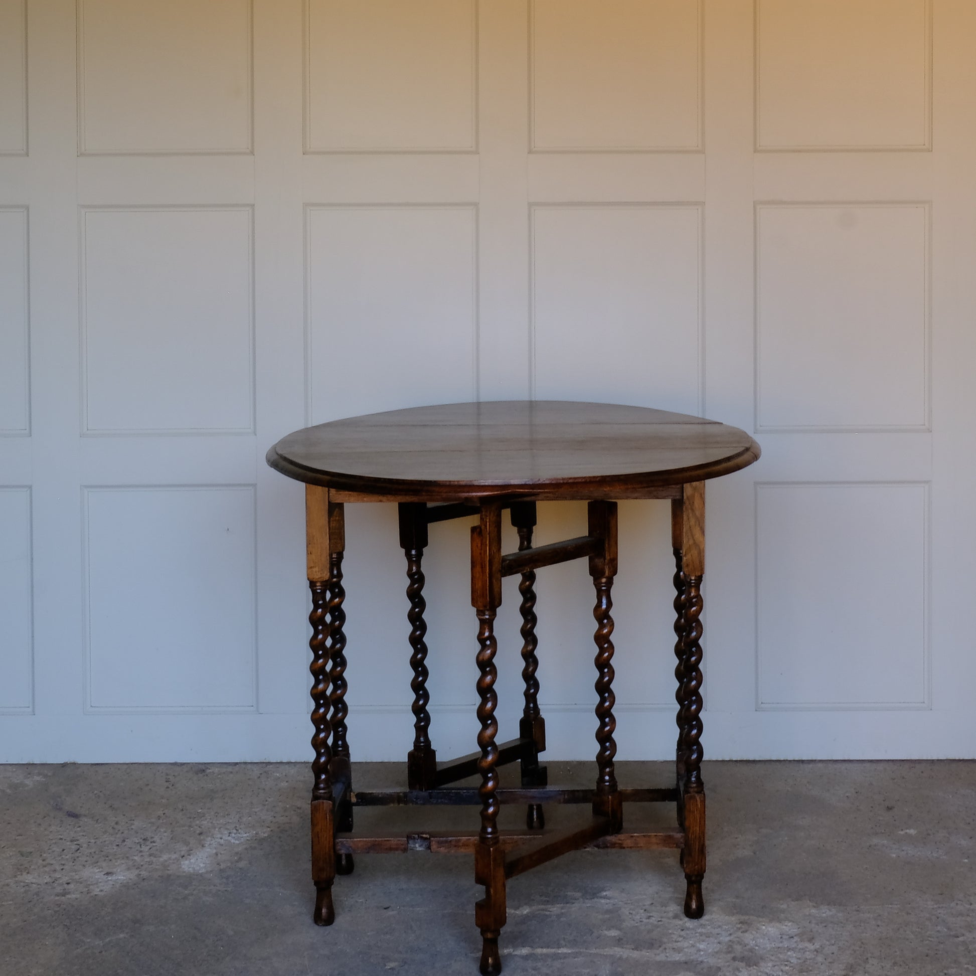 An Edwardian oak barley twist gateleg table. In lovely condition with both drop leaf mechanisms working smoothly.