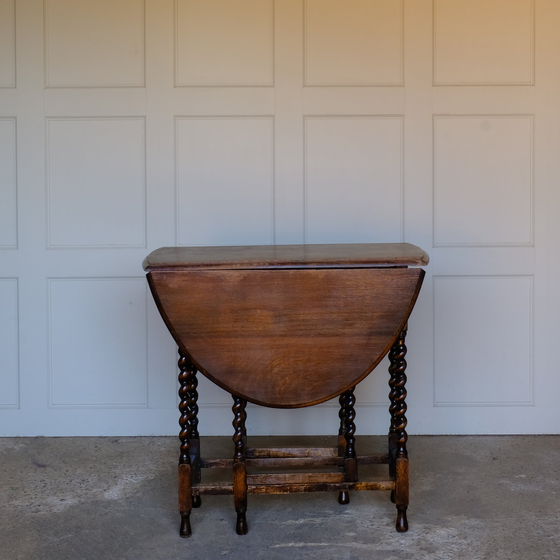 An Edwardian oak barley twist gateleg table. In lovely condition with both drop leaf mechanisms working smoothly.