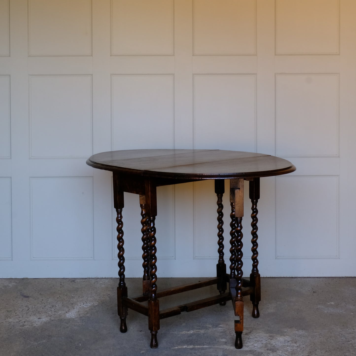 An Edwardian oak barley twist gateleg table. In lovely condition with both drop leaf mechanisms working smoothly.