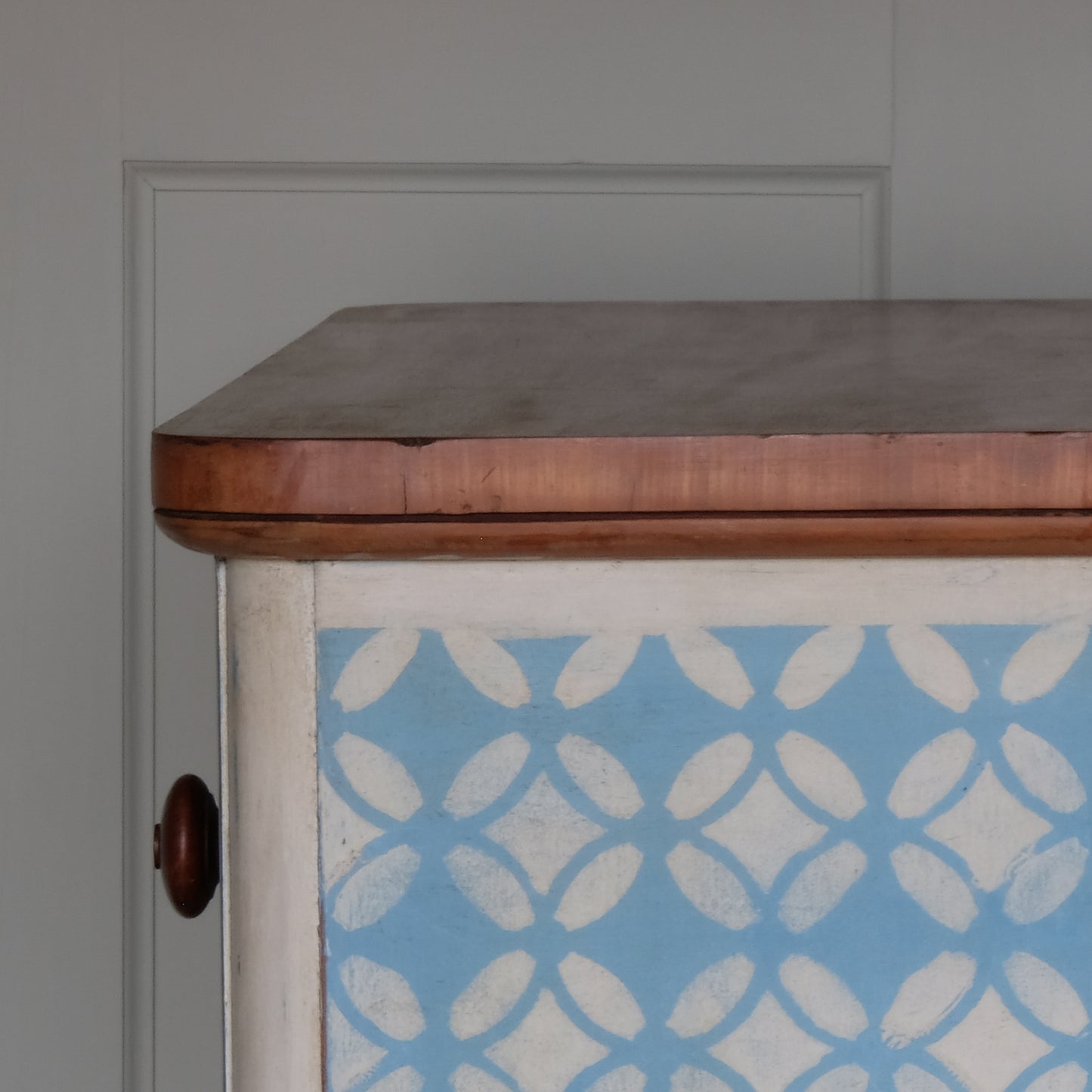 19TH CENTURY GEOMETRIC PAINTED CHEST OF DRAWERS
