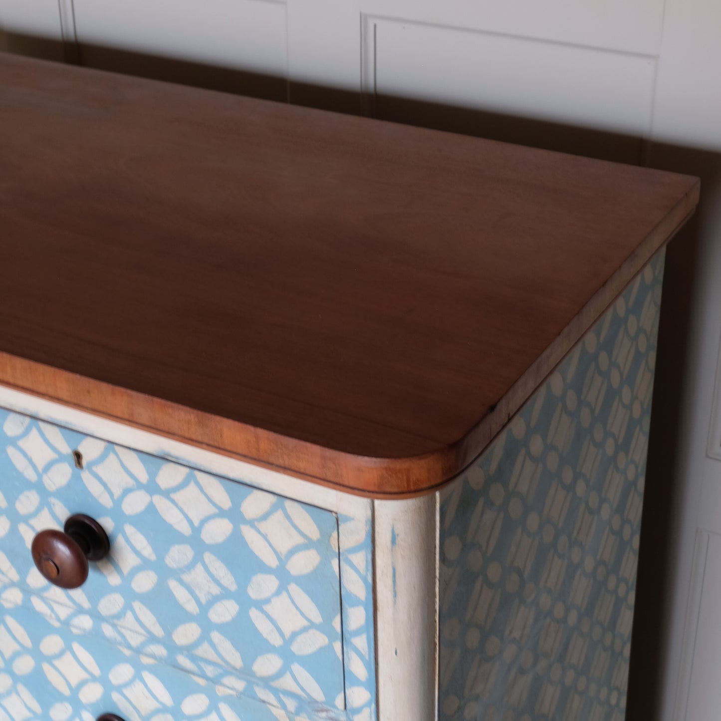 19TH CENTURY GEOMETRIC PAINTED CHEST OF DRAWERS