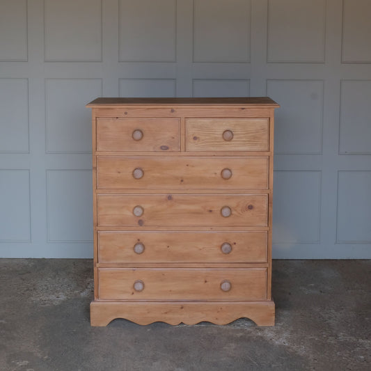 A large pine chest of drawers. With two short over four long drawers.  In good and sturdy condition. 
