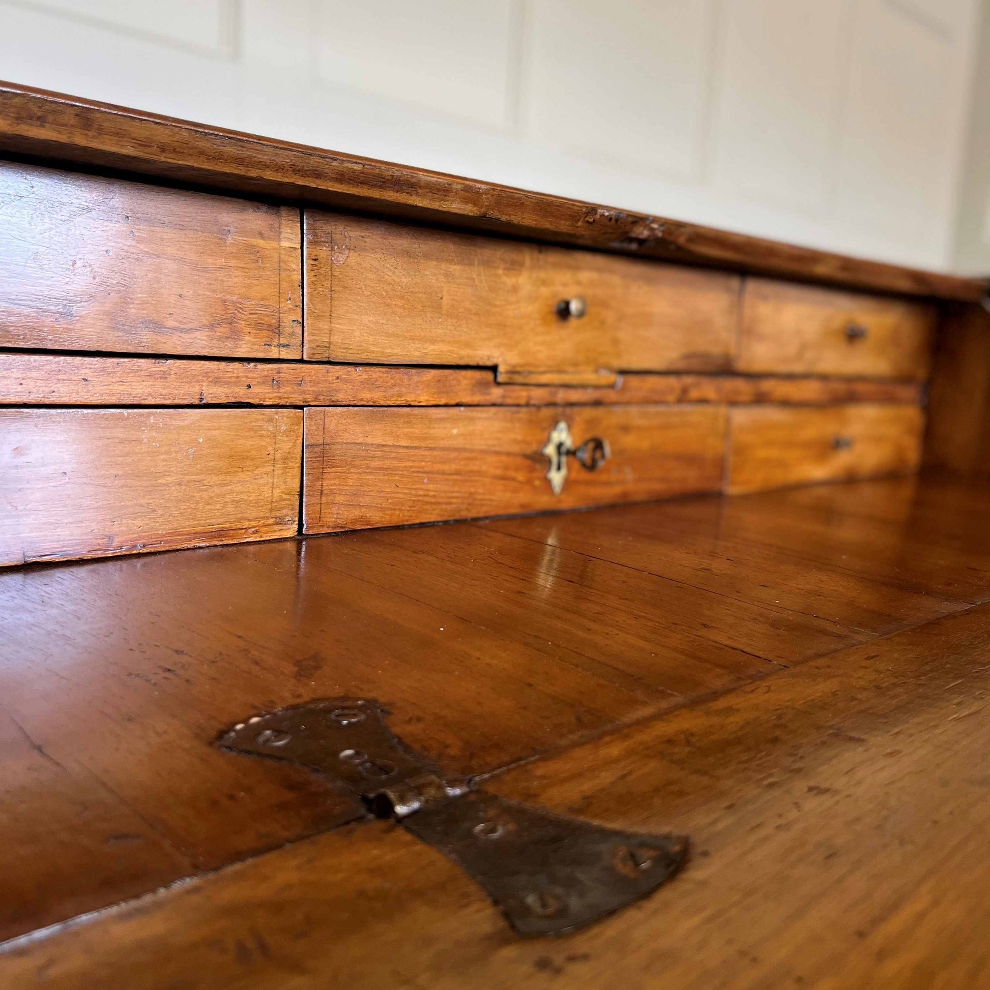 An 18th century Italian bureau with beautiful inlay detailing and a fall front that opens to form a writing surface with fitted interior, consisting of six drawers. Four long drawers within the main body of the bureau, each with decorative brass backplates and drop handles, over shaped bracket feet. With a key for all drawers, lock mechanisms working smoothly. In very good, fully restored condition.