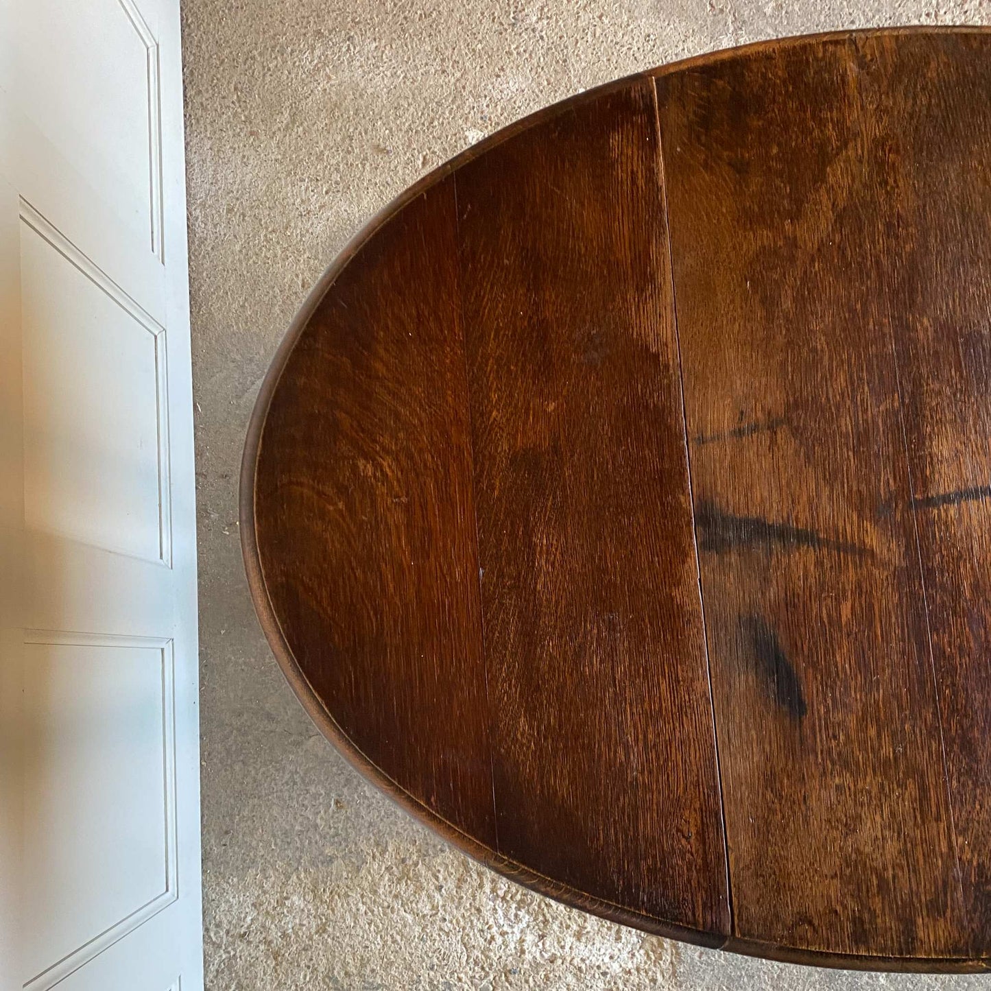 An Edwardian oak barley twist gateleg table. In lovely condition with both drop leaf mechanisms working smoothly.