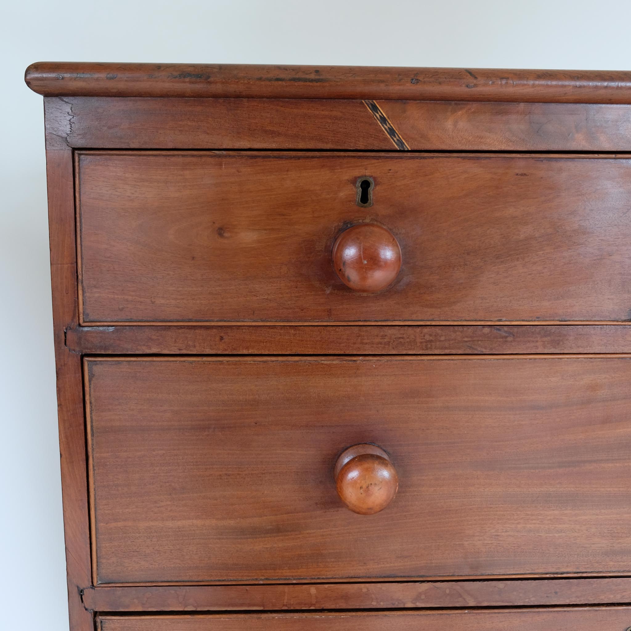 VICTORIAN MAHOGANY CHEST OF DRAWERS