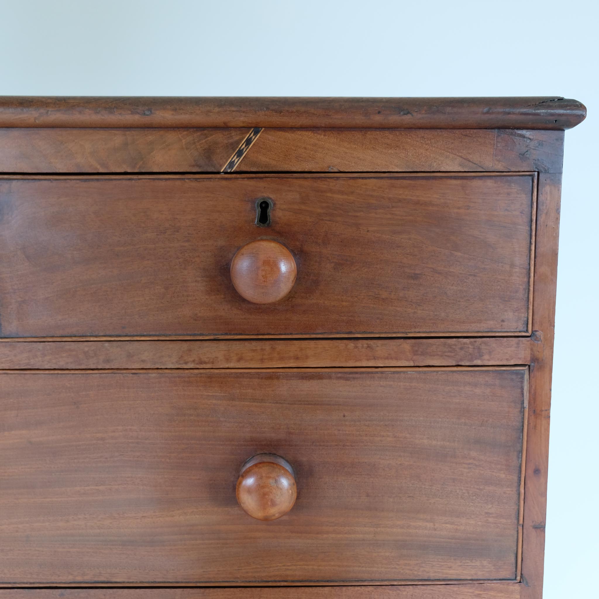 VICTORIAN MAHOGANY CHEST OF DRAWERS