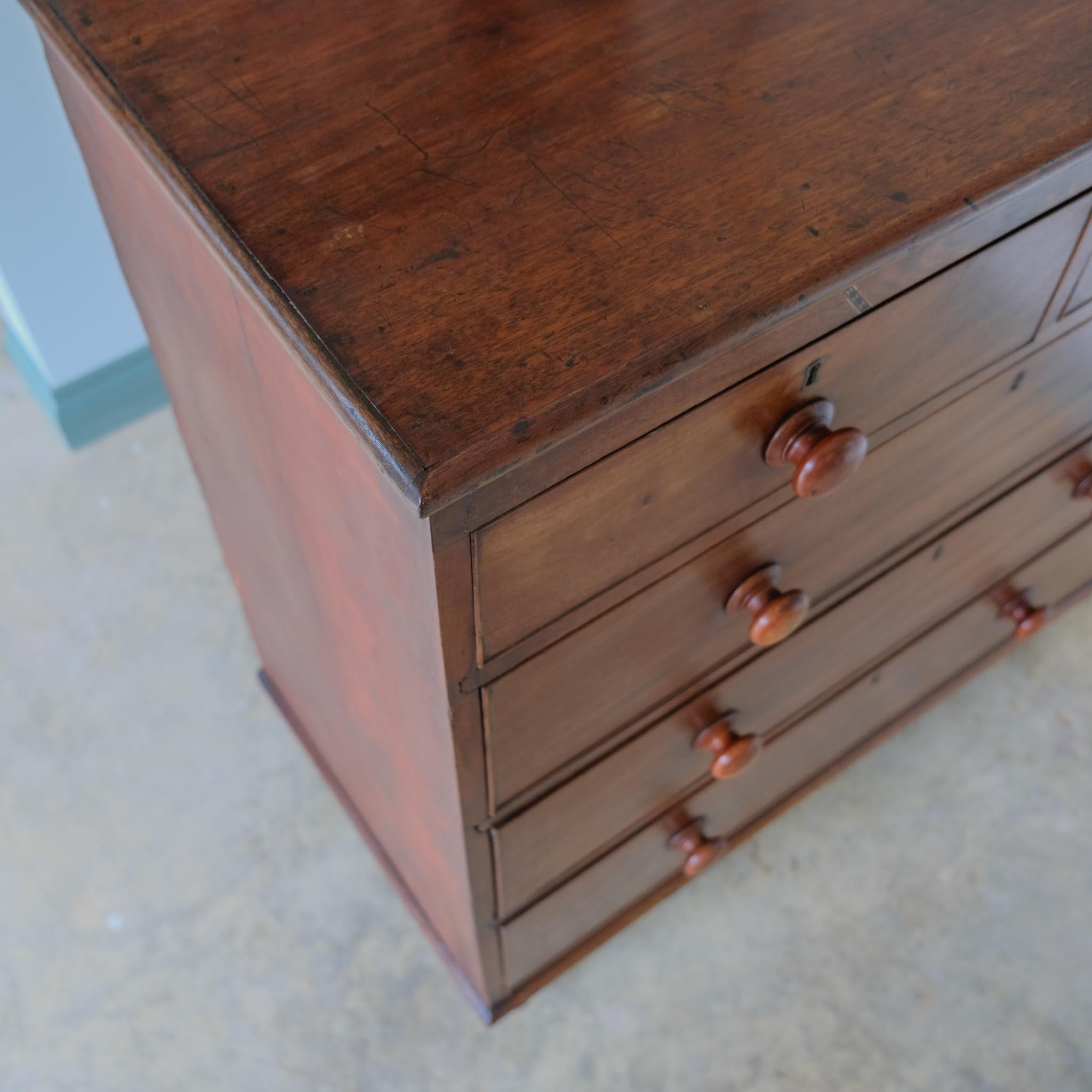 VICTORIAN MAHOGANY CHEST OF DRAWERS