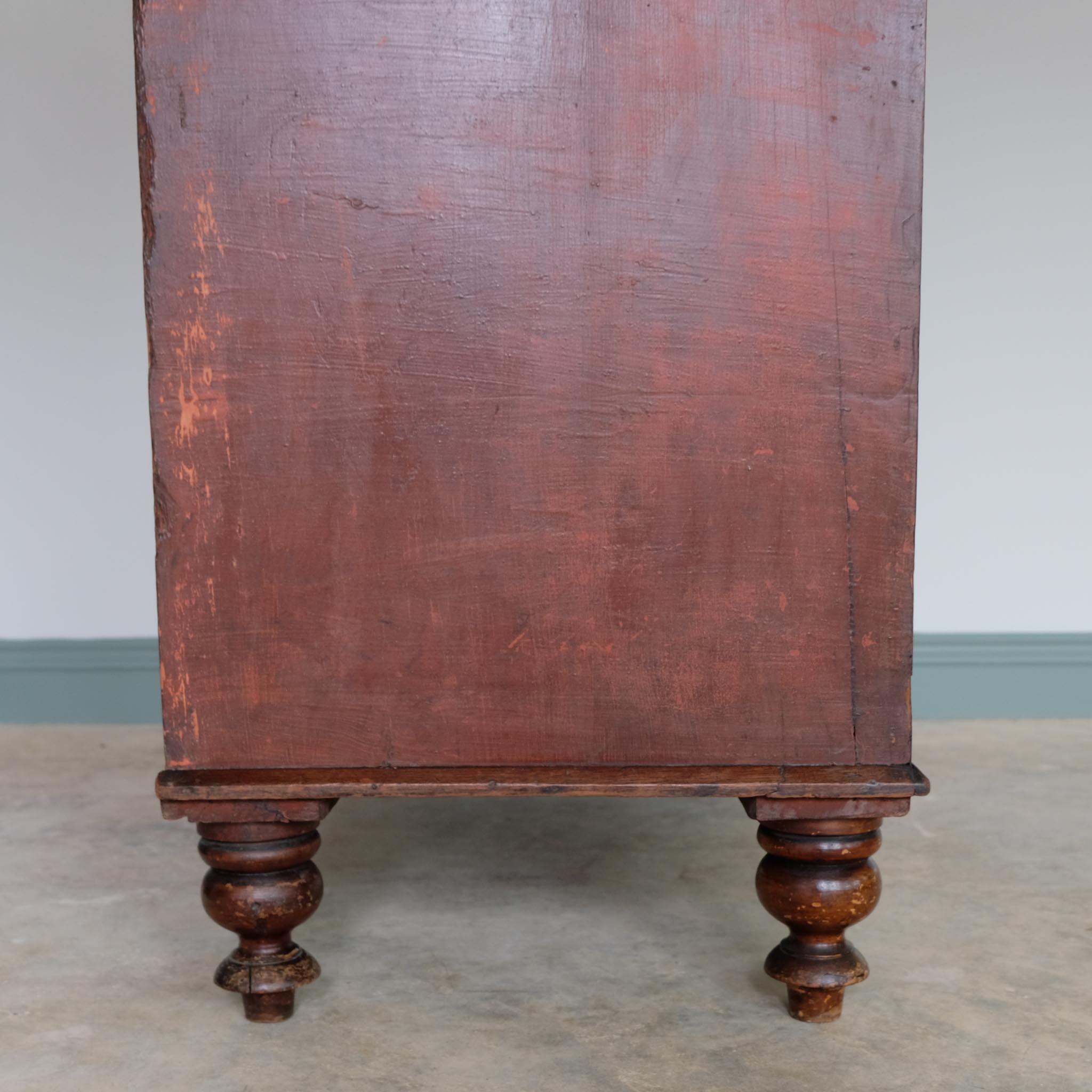VICTORIAN MAHOGANY CHEST OF DRAWERS
