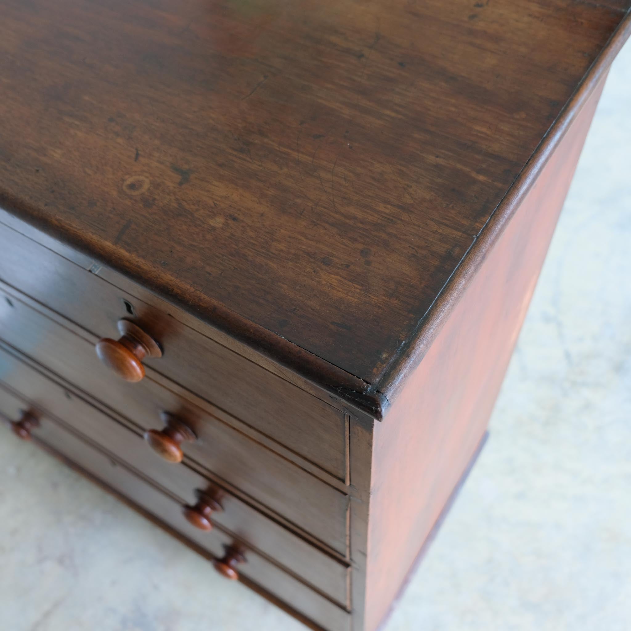VICTORIAN MAHOGANY CHEST OF DRAWERS