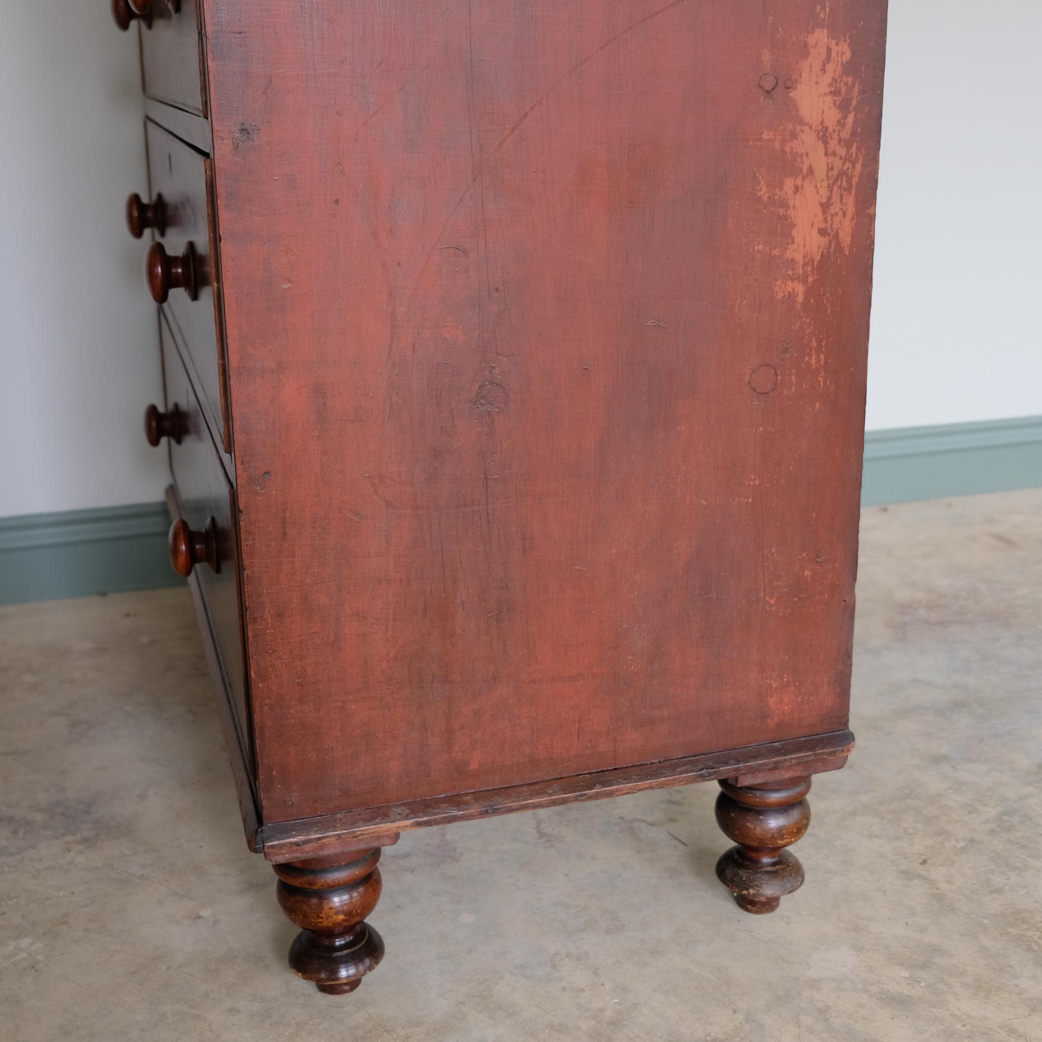 VICTORIAN MAHOGANY CHEST OF DRAWERS