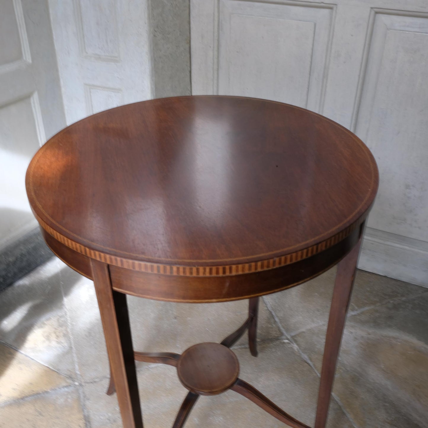 A CIRCULAR EDWARDIAN LAMP TABLE
