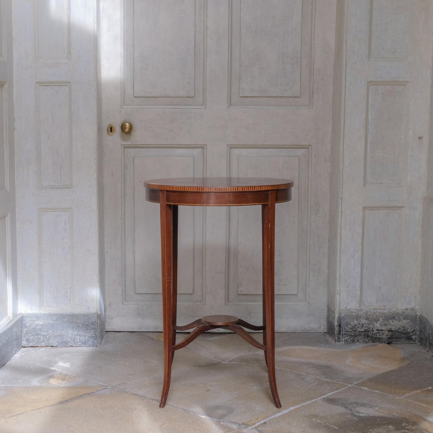 A CIRCULAR EDWARDIAN LAMP TABLE