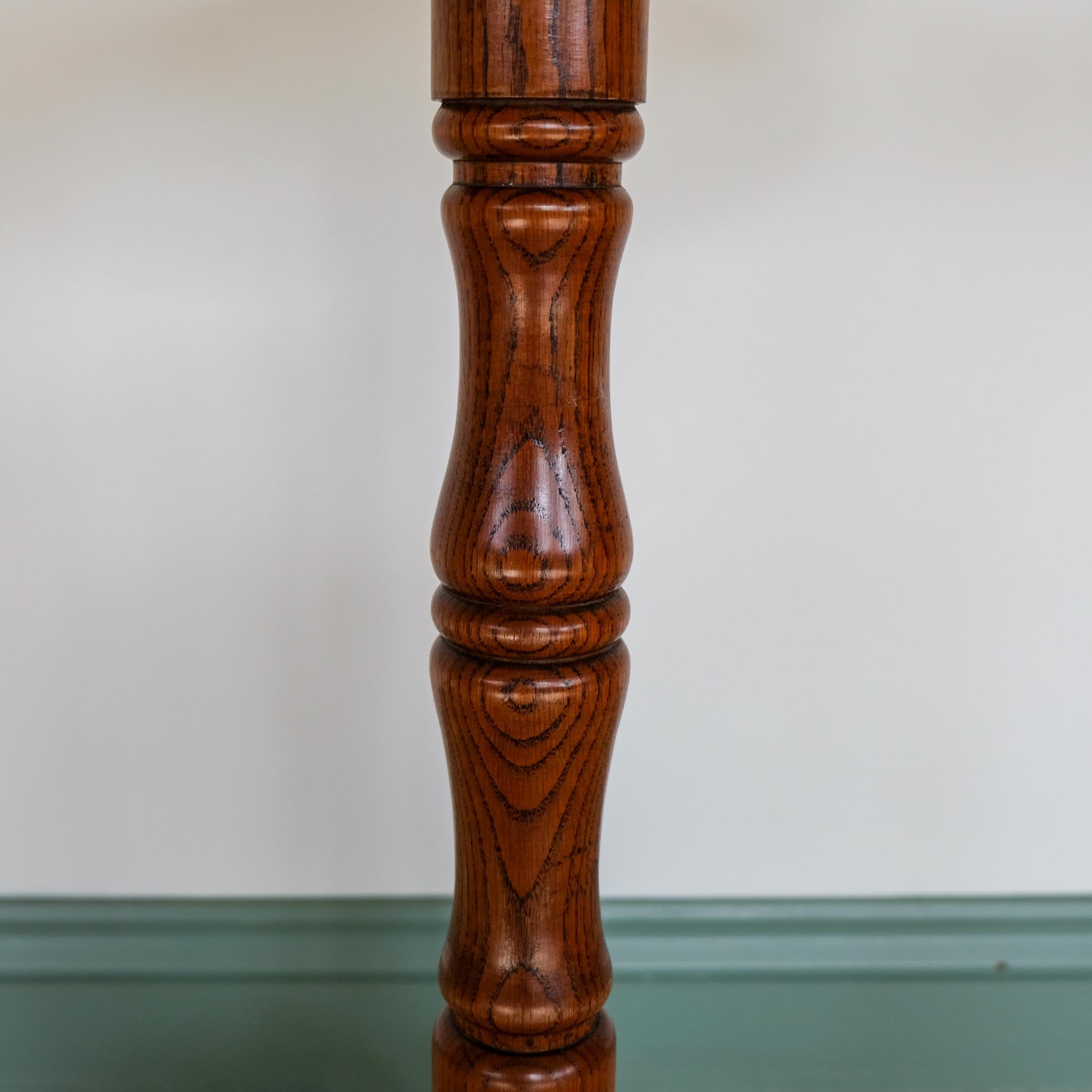 VICTORIAN OAK TRIPOD TABLE