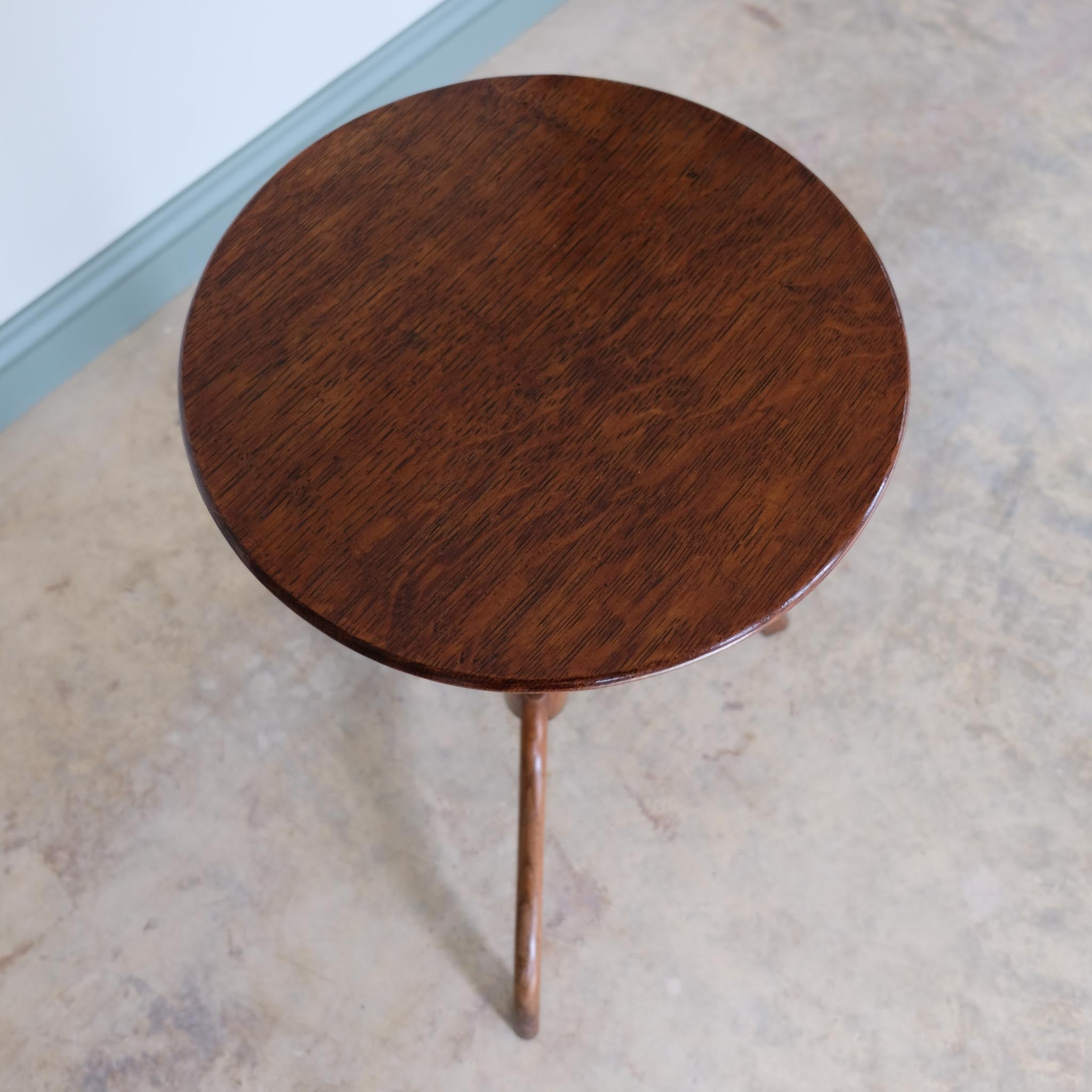 VICTORIAN OAK TRIPOD TABLE