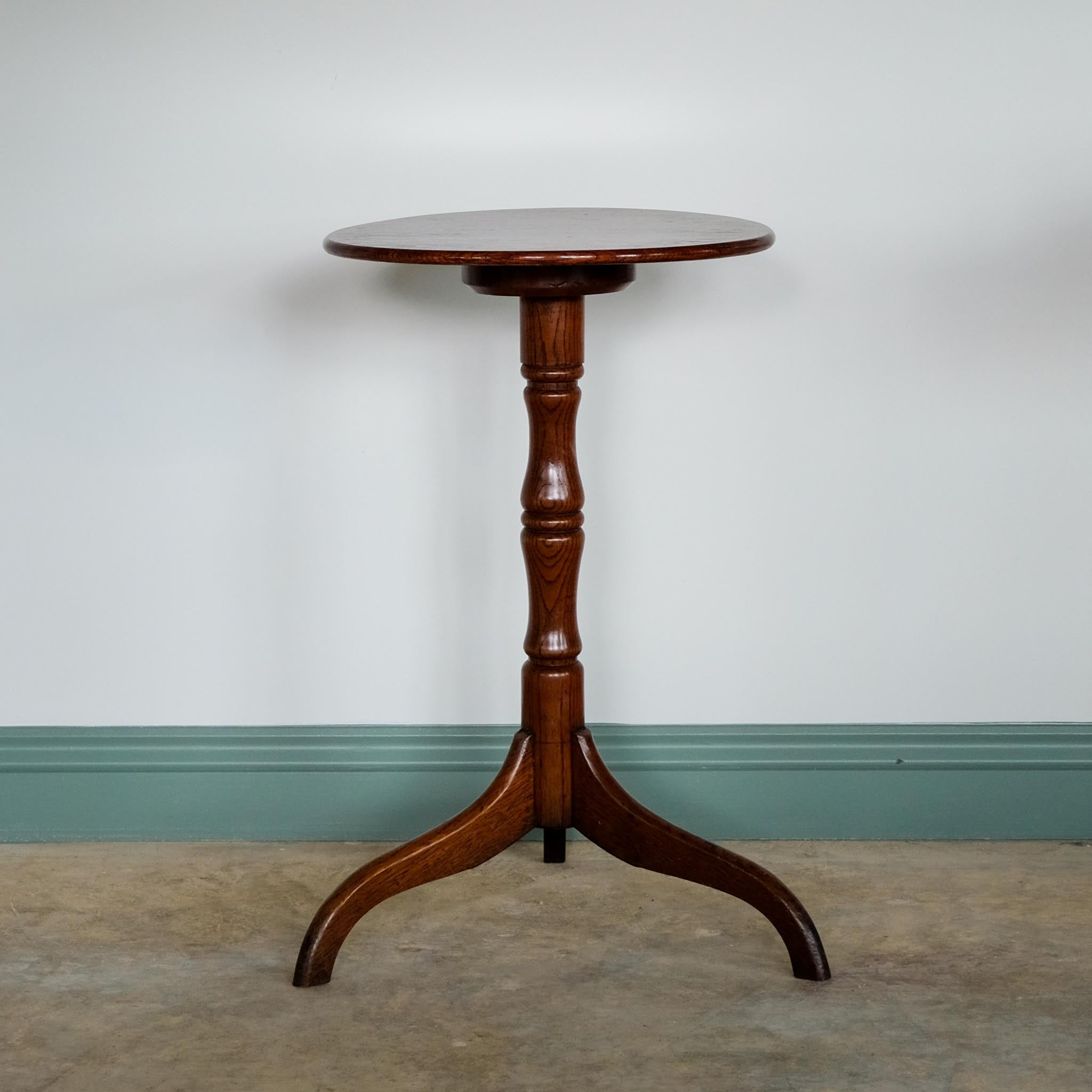 VICTORIAN OAK TRIPOD TABLE