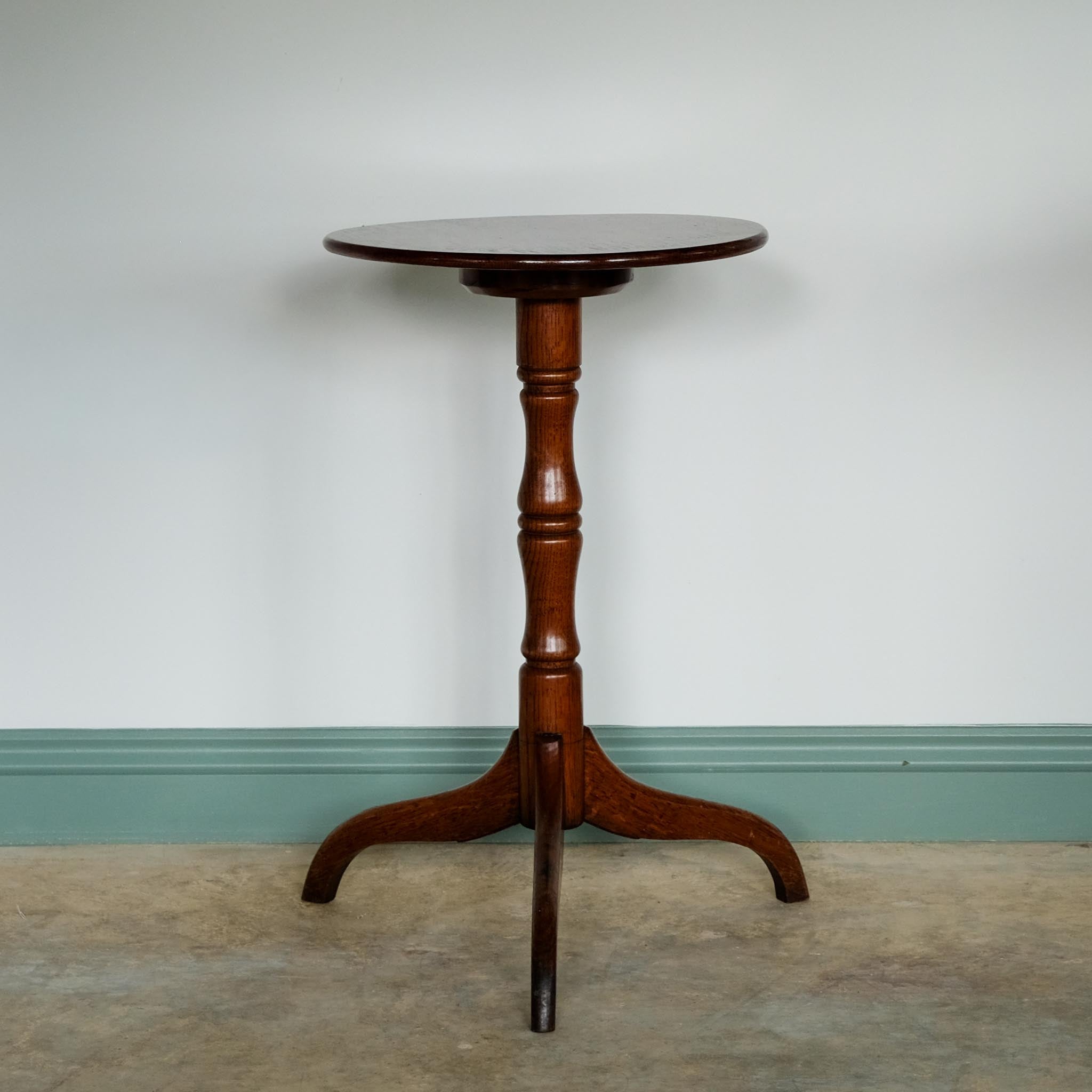 VICTORIAN OAK TRIPOD TABLE