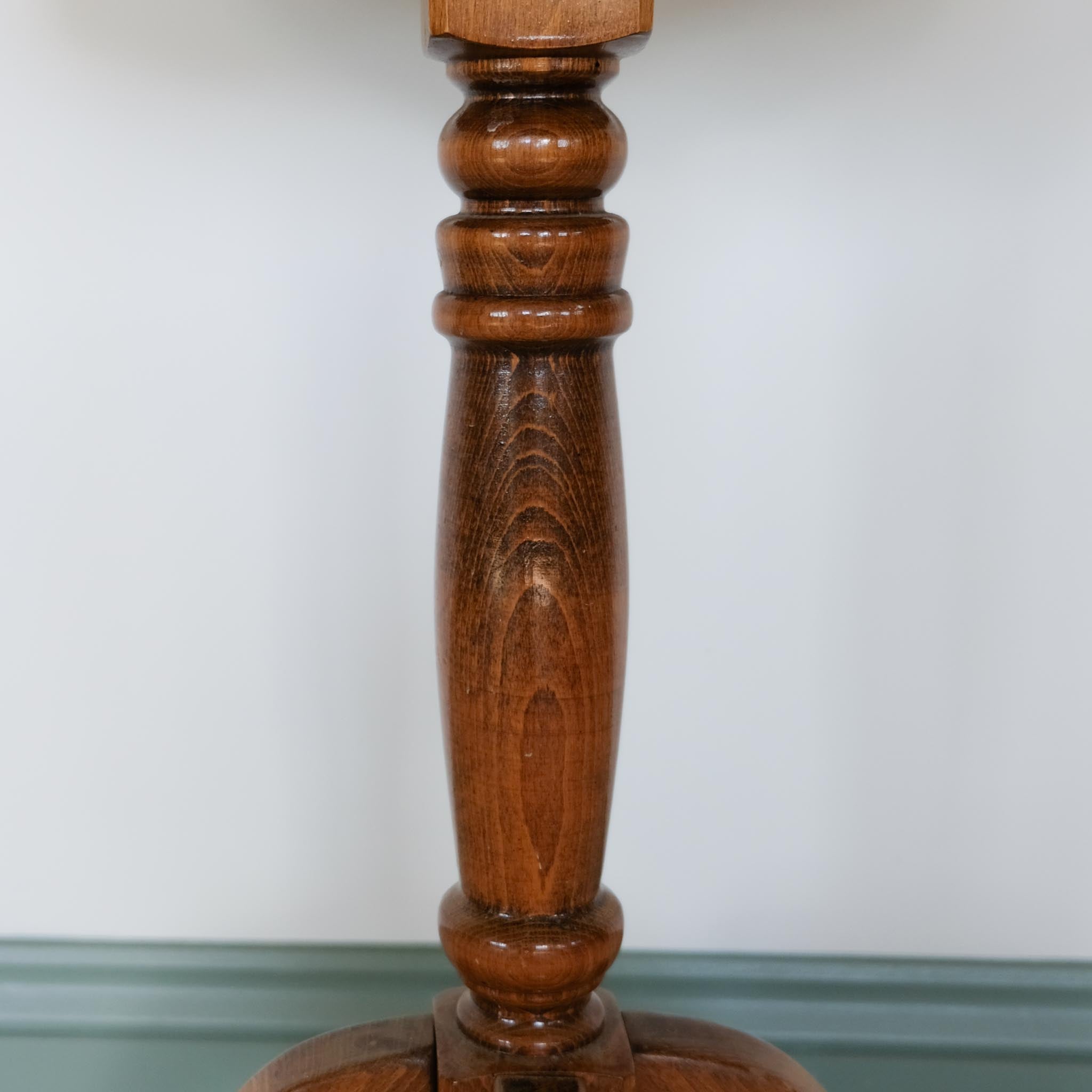 MID 20TH CENTURY CIRCULAR OAK SIDE TABLE