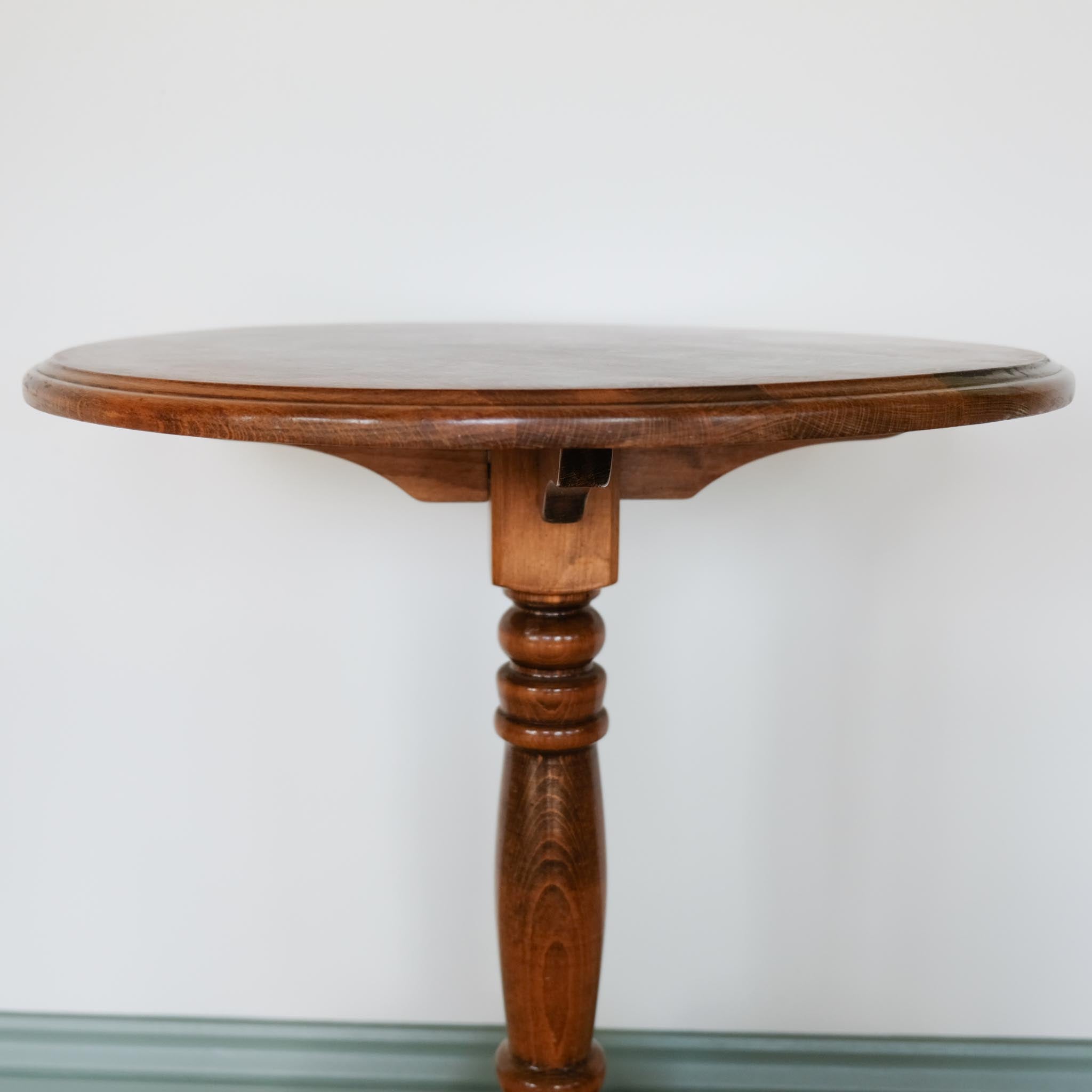 MID 20TH CENTURY CIRCULAR OAK SIDE TABLE