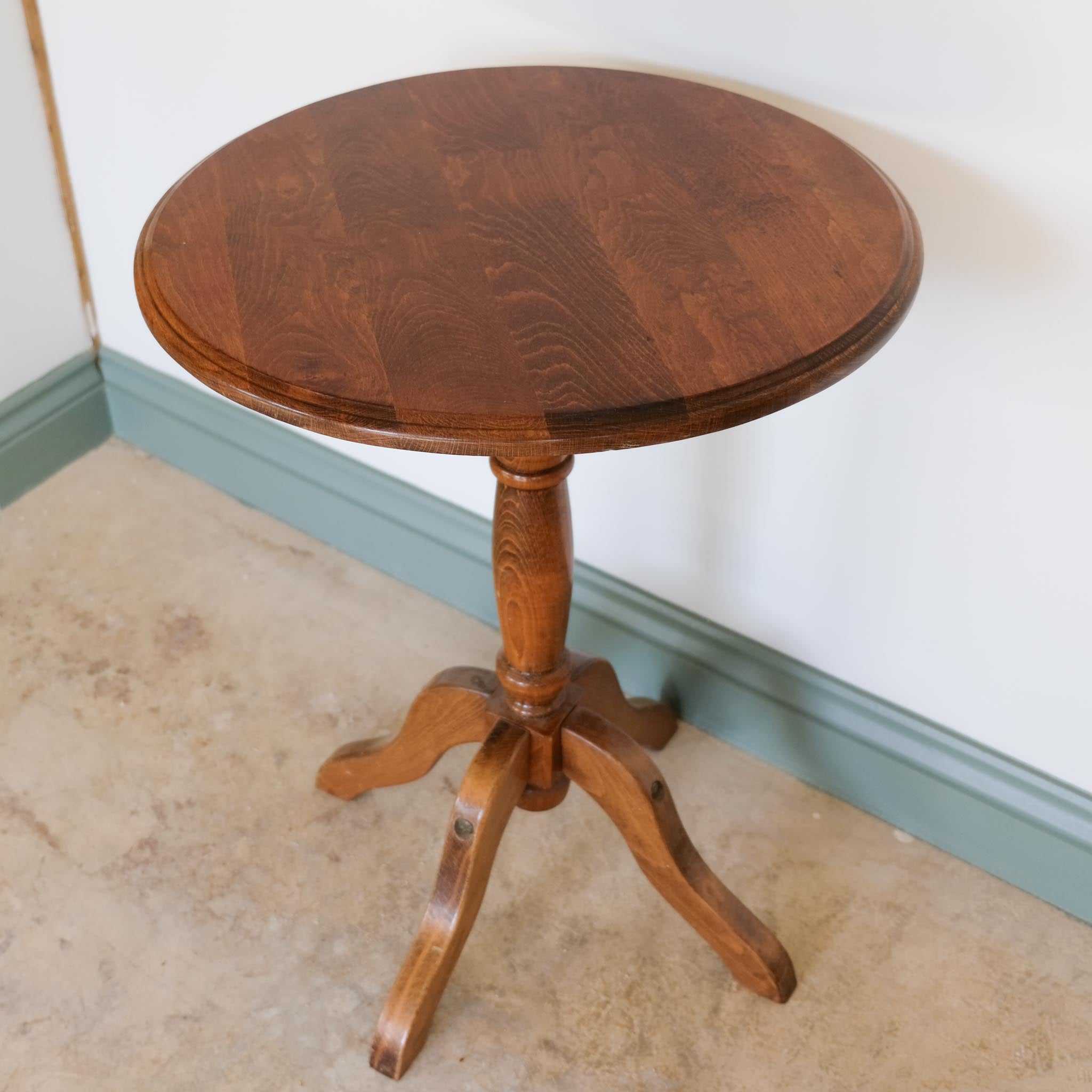 MID 20TH CENTURY CIRCULAR OAK SIDE TABLE