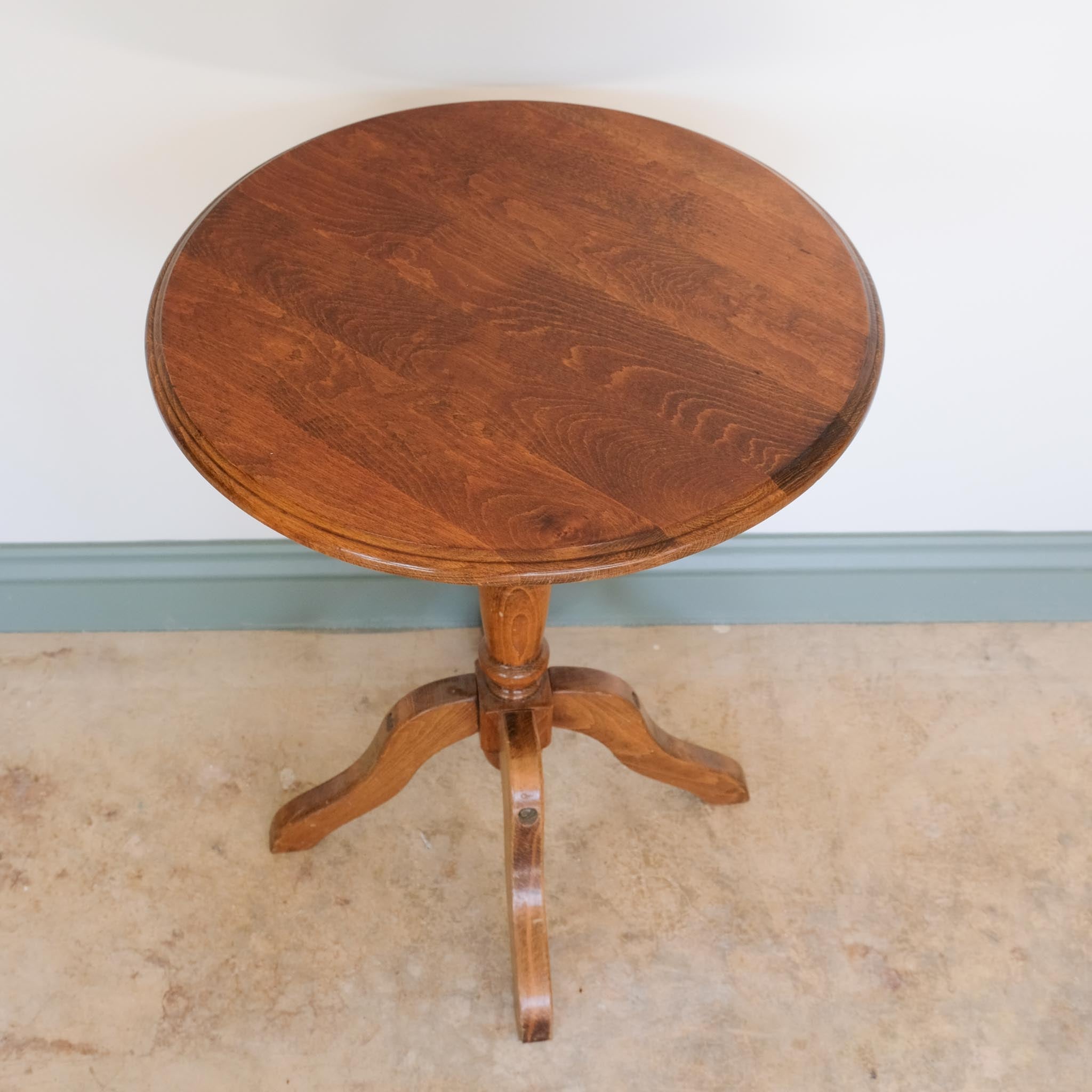 MID 20TH CENTURY CIRCULAR OAK SIDE TABLE